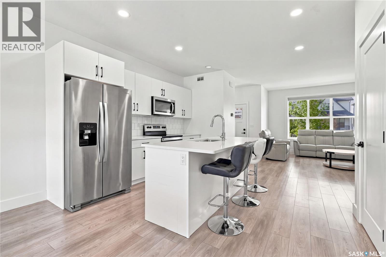 #185 Rosewood BOULEVARD E - 14