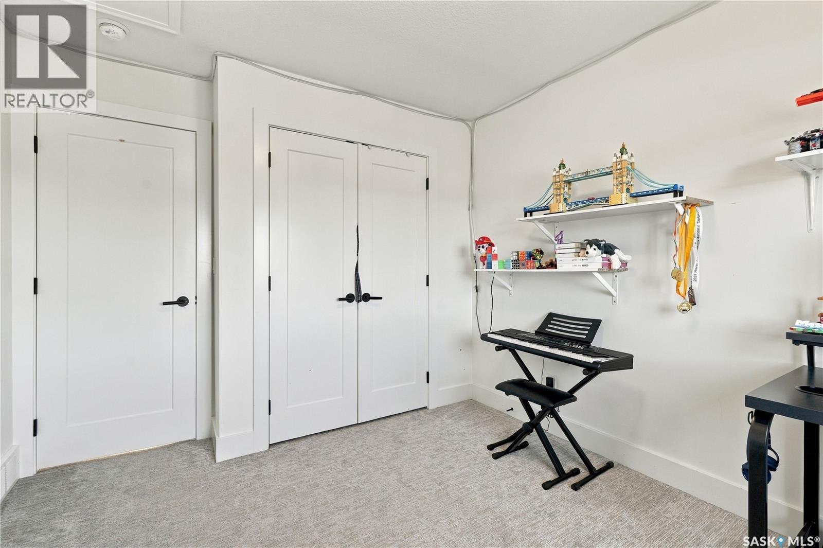 #185 Rosewood BOULEVARD E - 26
