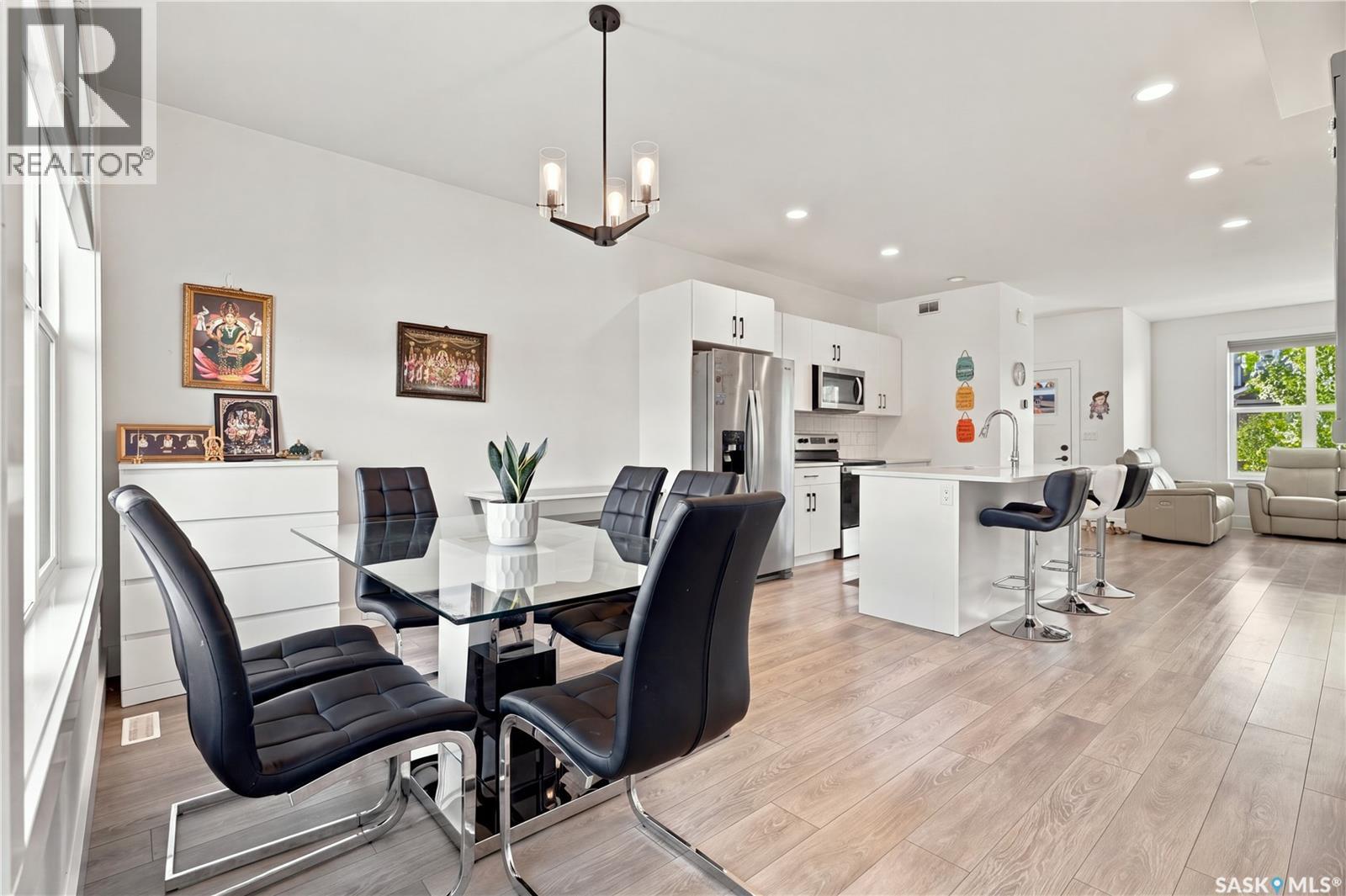 #185 Rosewood BOULEVARD E - 19