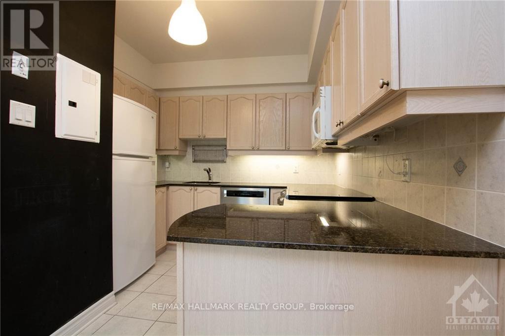 445 Laurier Avenue West — photo 13