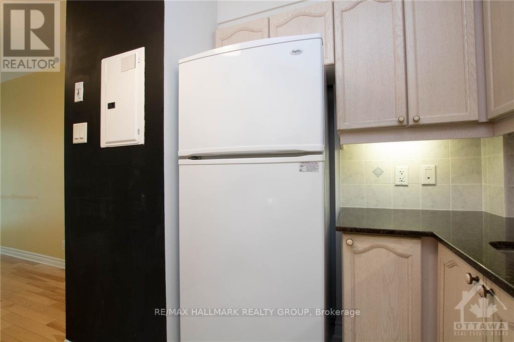 445 Laurier Avenue West — photo 17