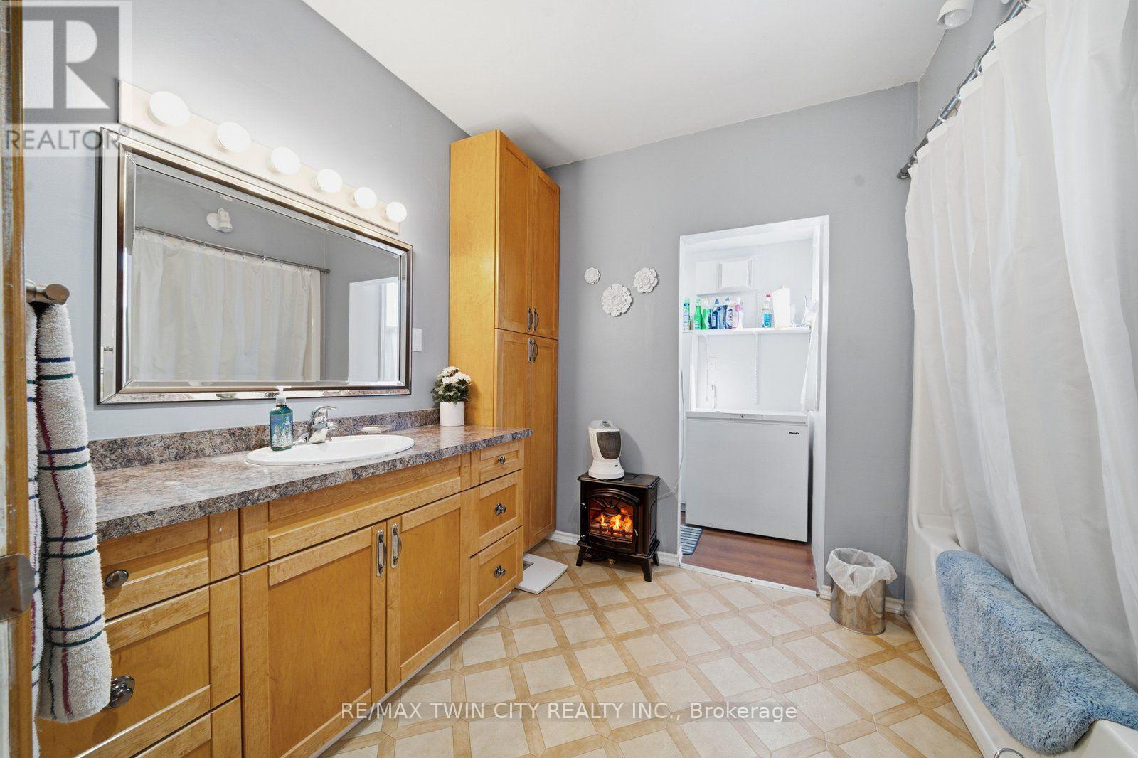 986 Colborne Street — photo 18