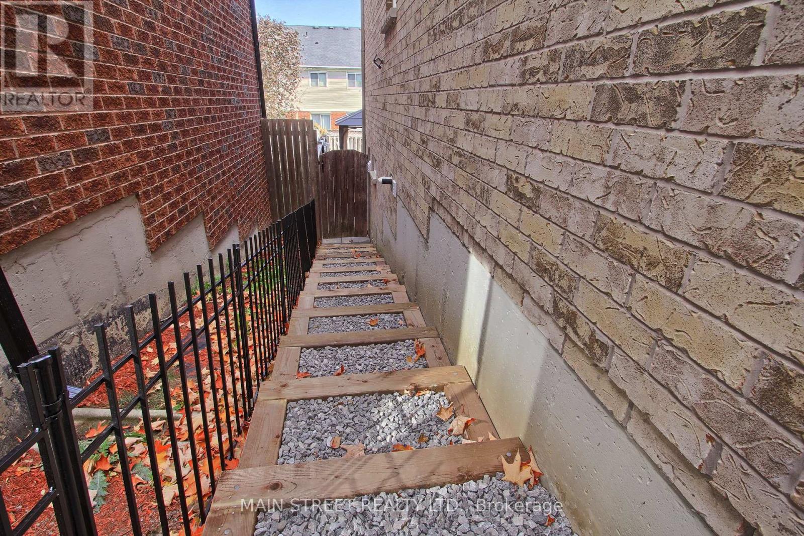 83 LAURENDALE AVENUE, Georgina (Keswick South) — photo 3