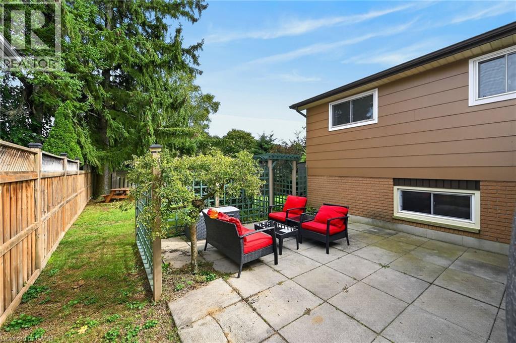 15 Miller Crescent — photo 32
