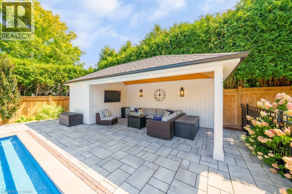 385 Rosslyn Drive — photo 36