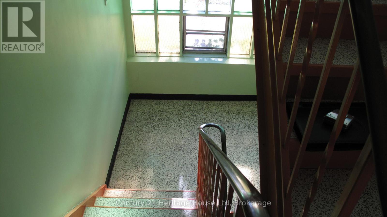 16 Brant Avenue — photo 18
