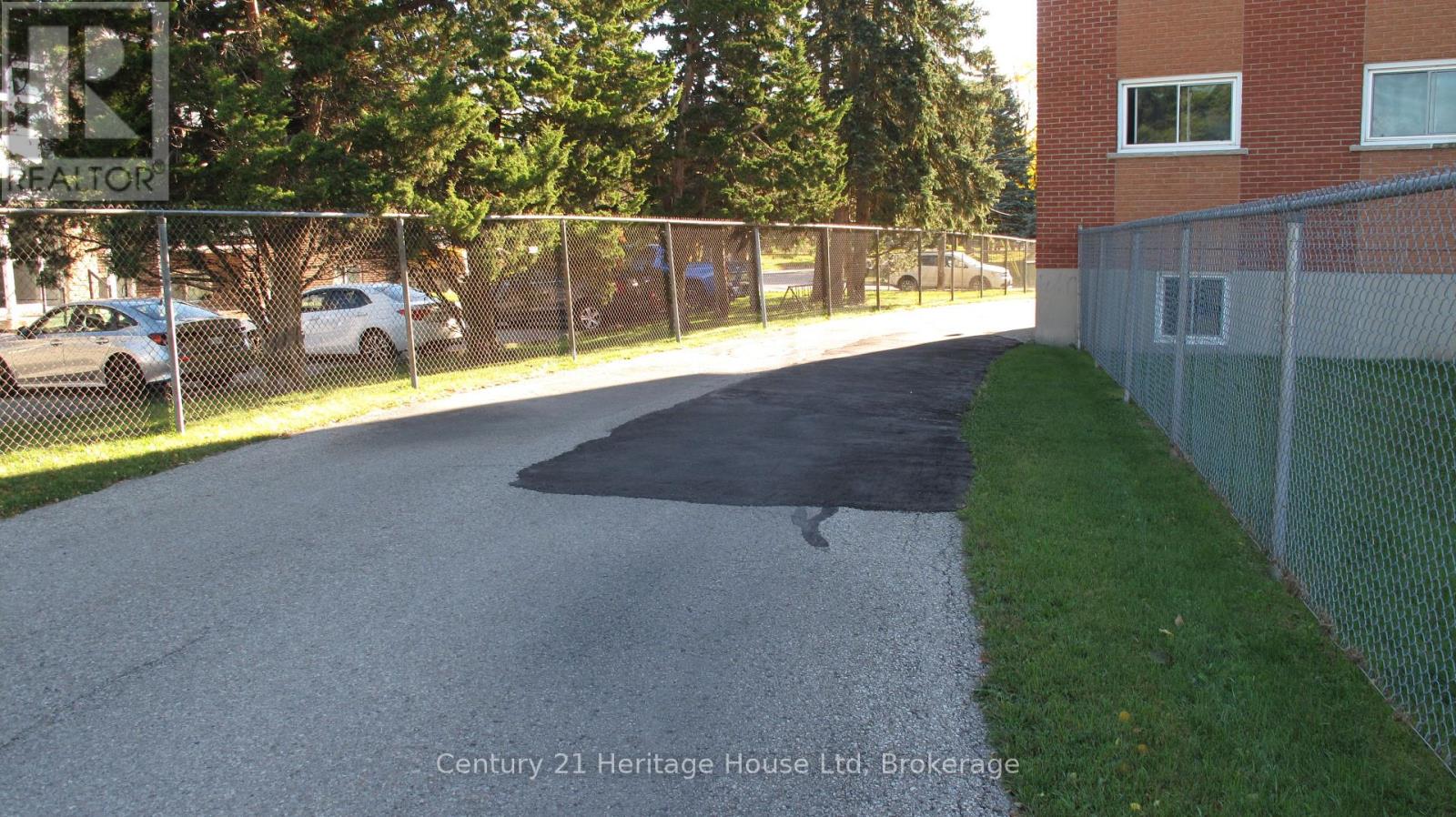 16 Brant Avenue — photo 21