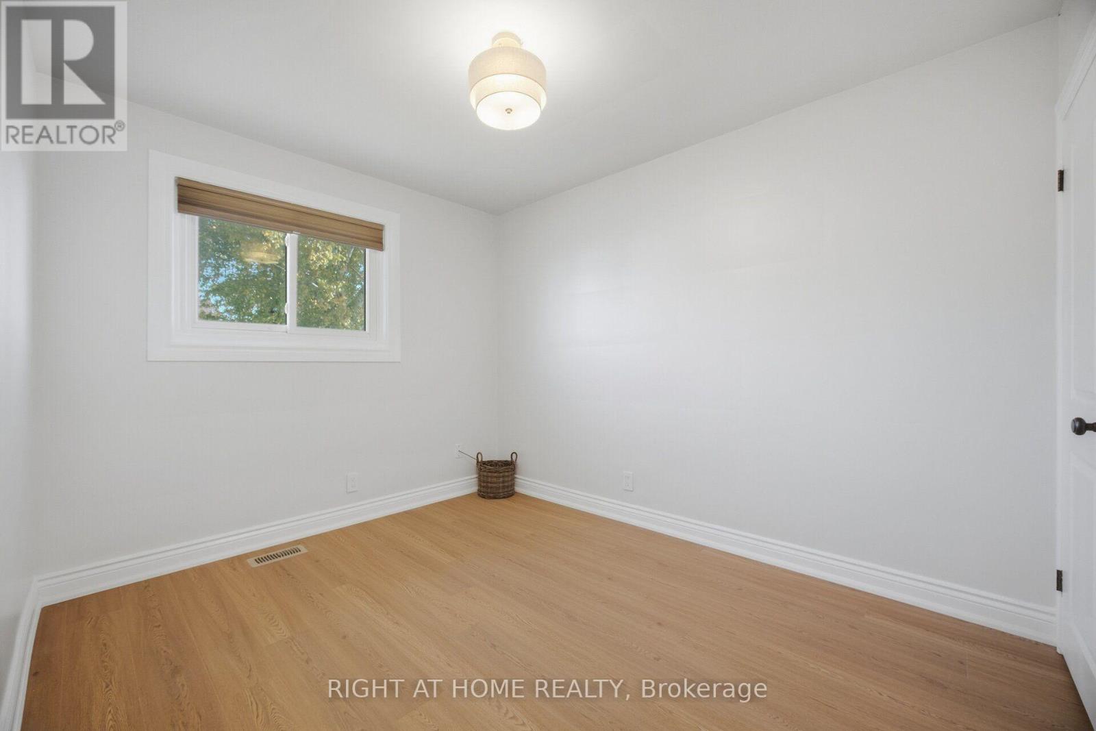 643 Perry Crescent — photo 24