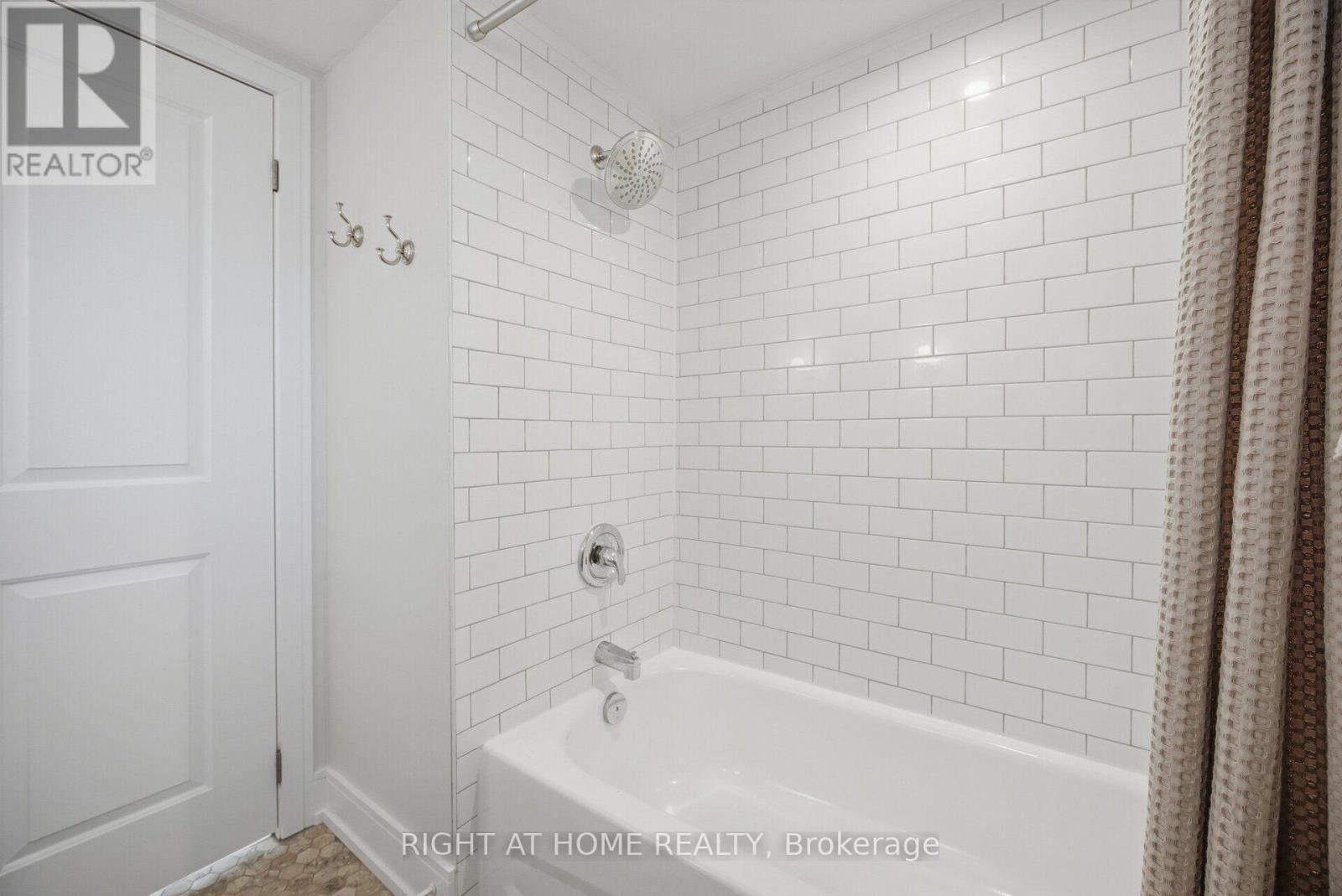 643 Perry Crescent — photo 37