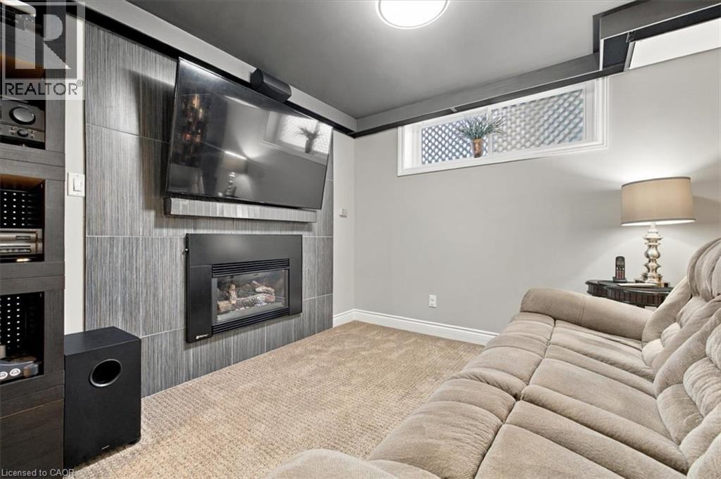2408 Hereford Crescent — photo 28