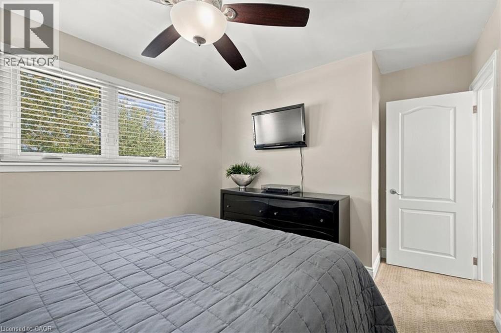 2408 Hereford Crescent — photo 19