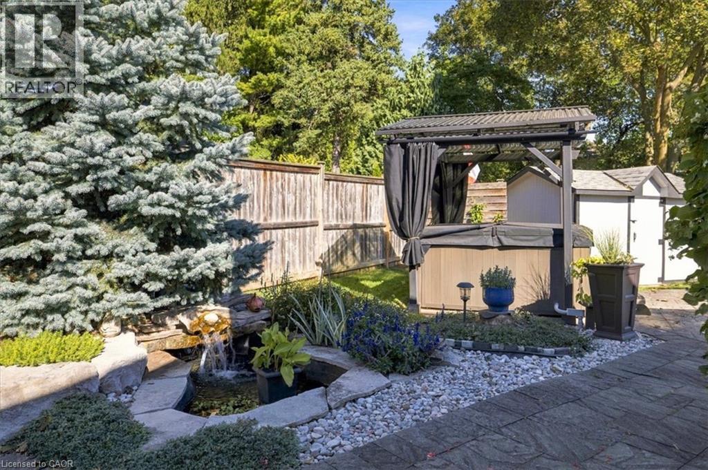 2408 Hereford Crescent — photo 34