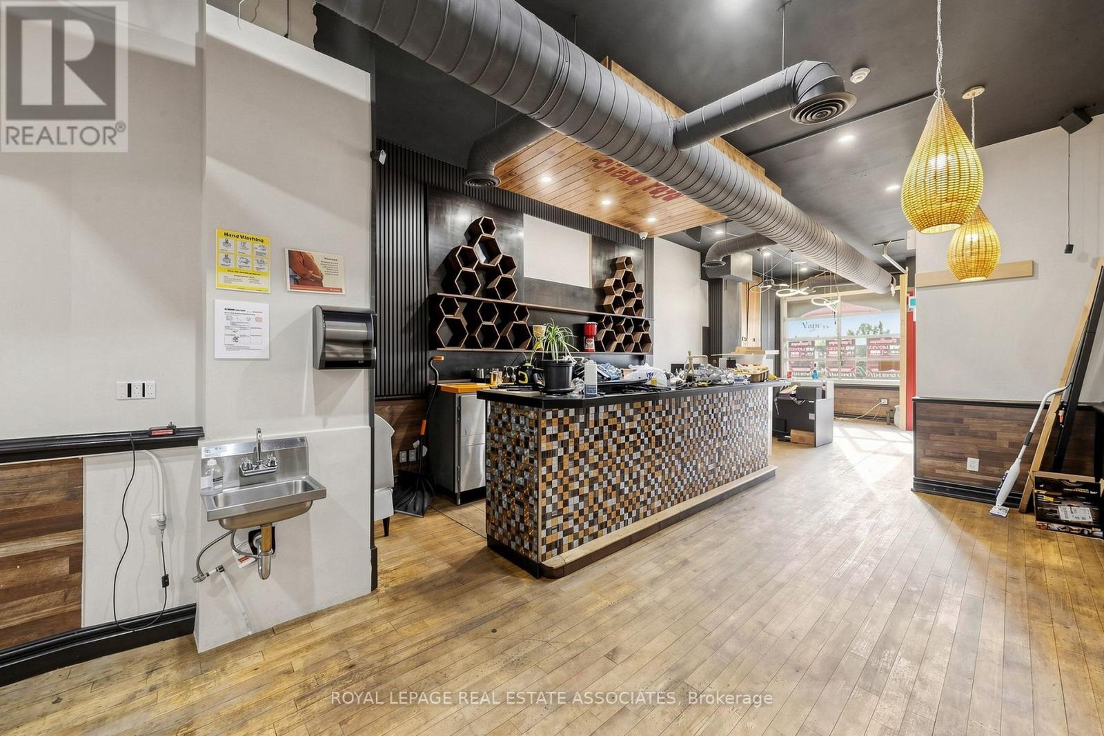 592 Queen Street West — photo 13