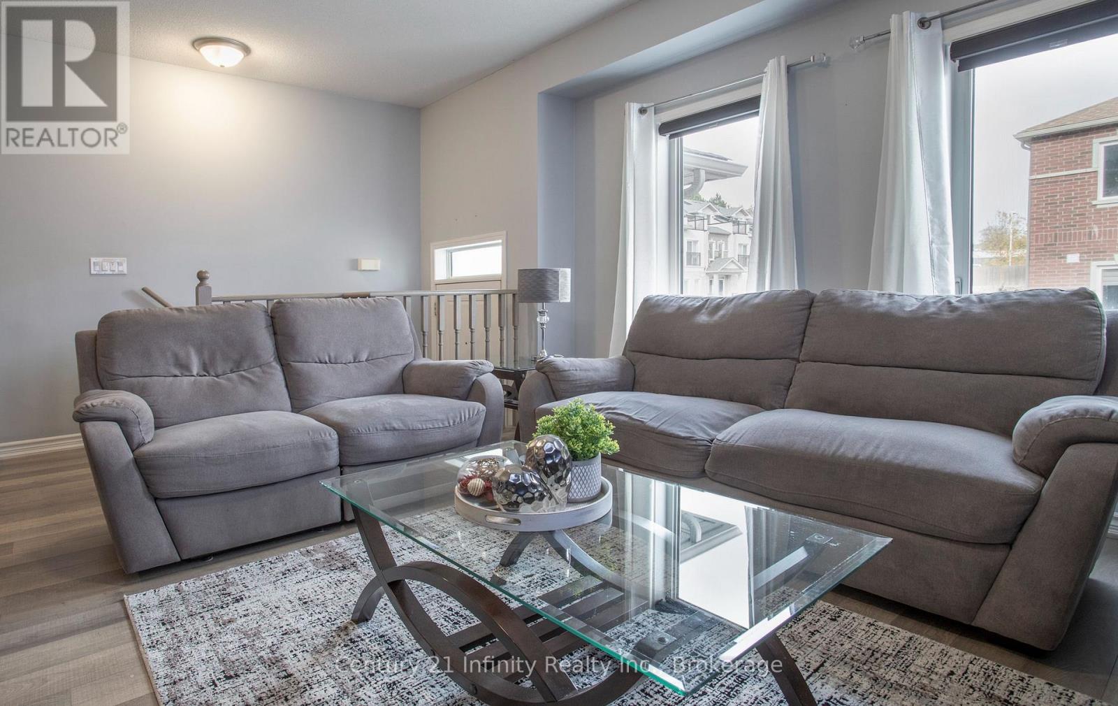 4 Dunsley Way, Whitby, ON photo 3