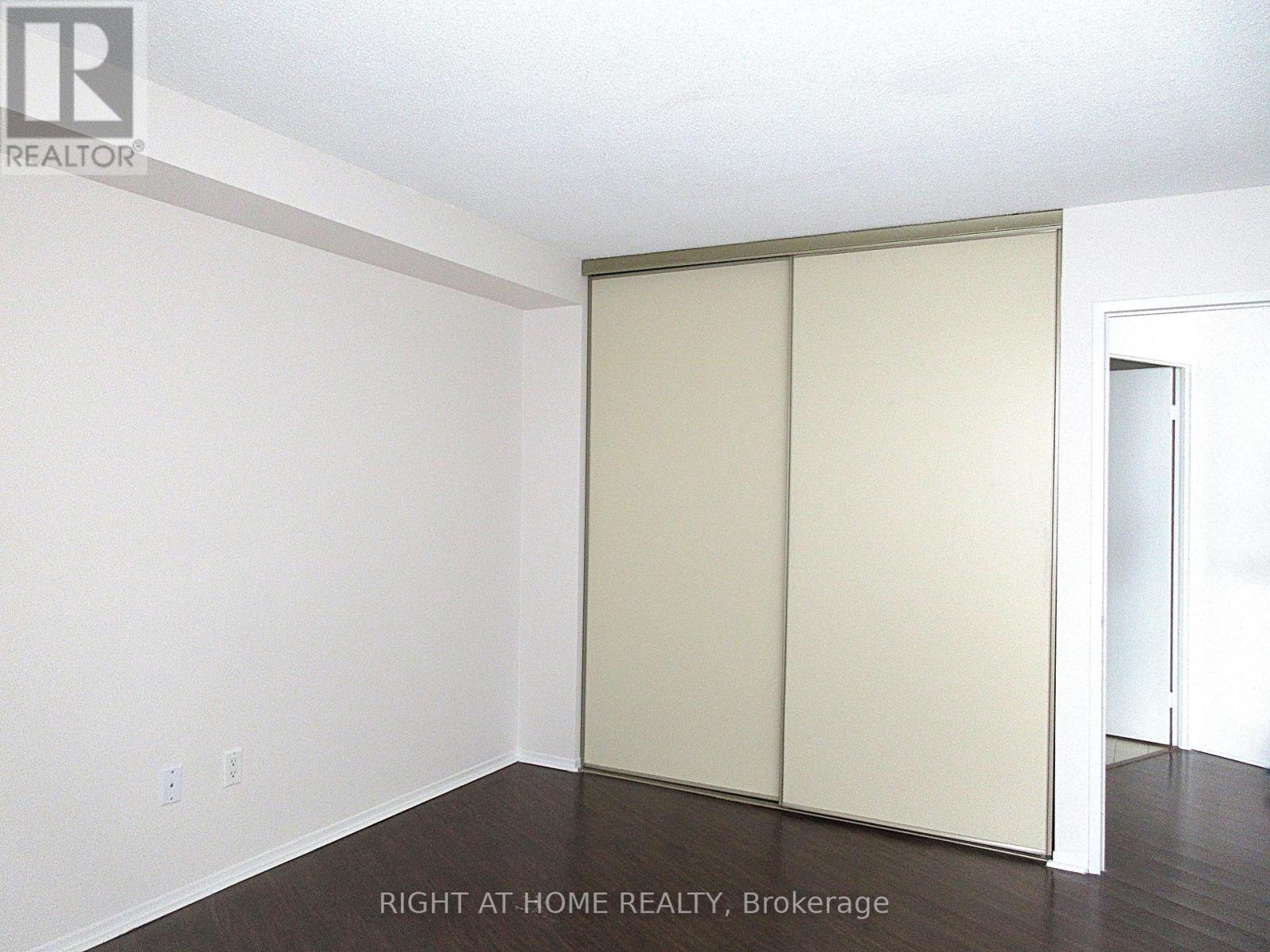 270 Queens Quay West — photo 7