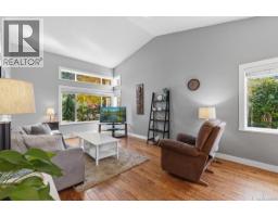 Living room - 558 Johnstone Rd, French Creek, BC V9P2A5 Photo 10