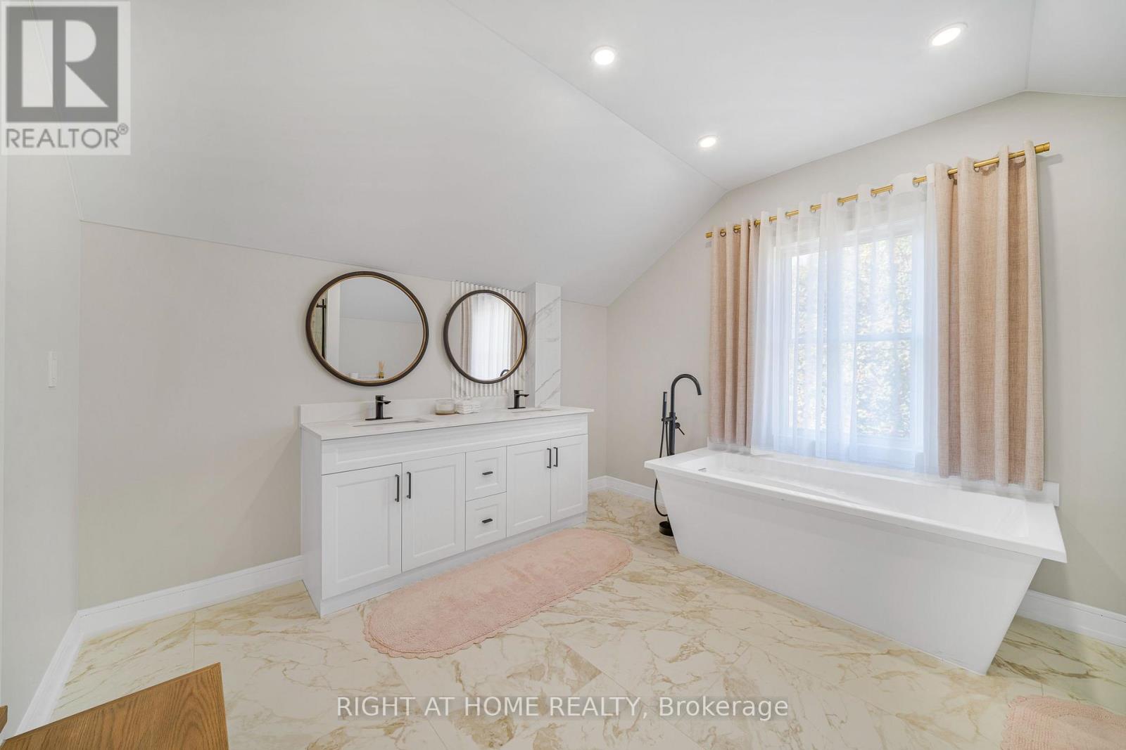 144 Waterloo Street — photo 20