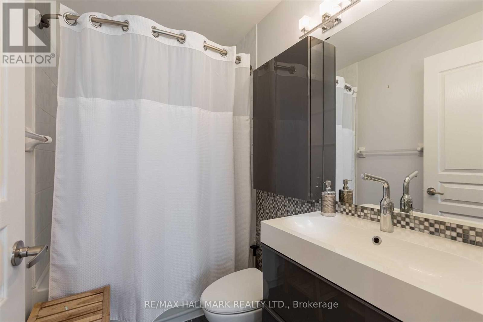 438 Richmond Street West — photo 15