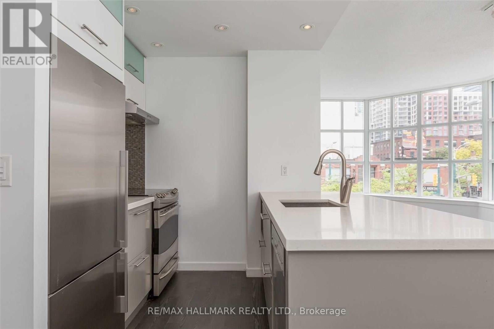 438 Richmond Street West — photo 4