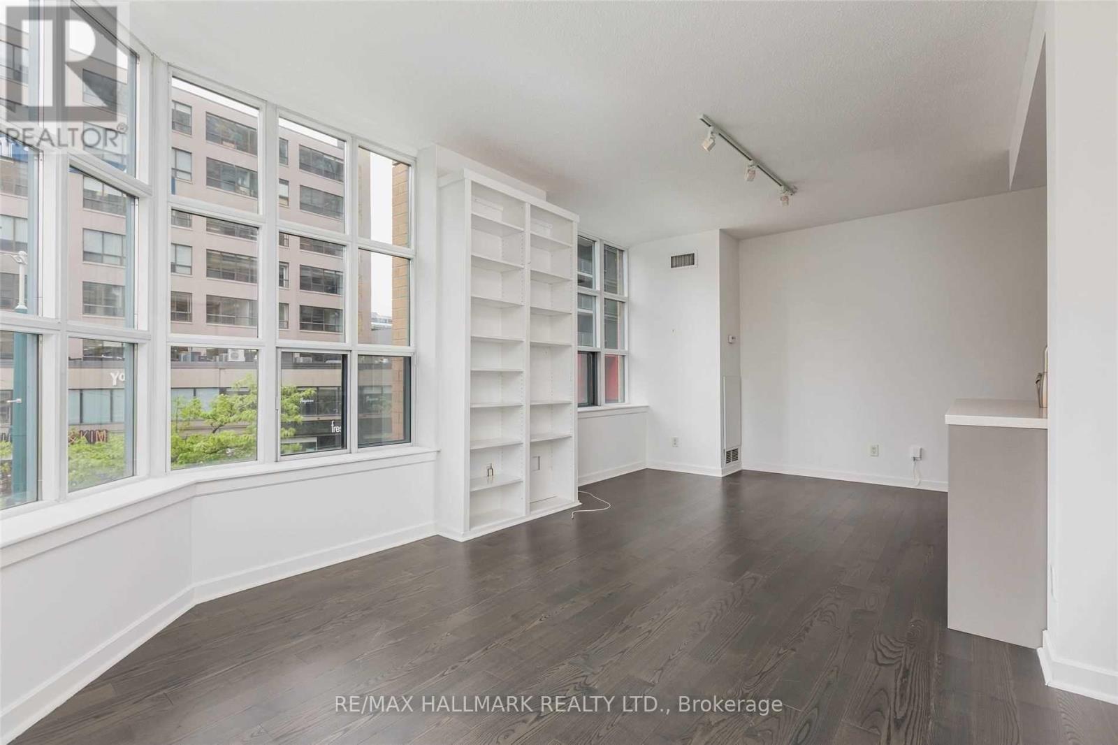 438 Richmond Street West — photo 8