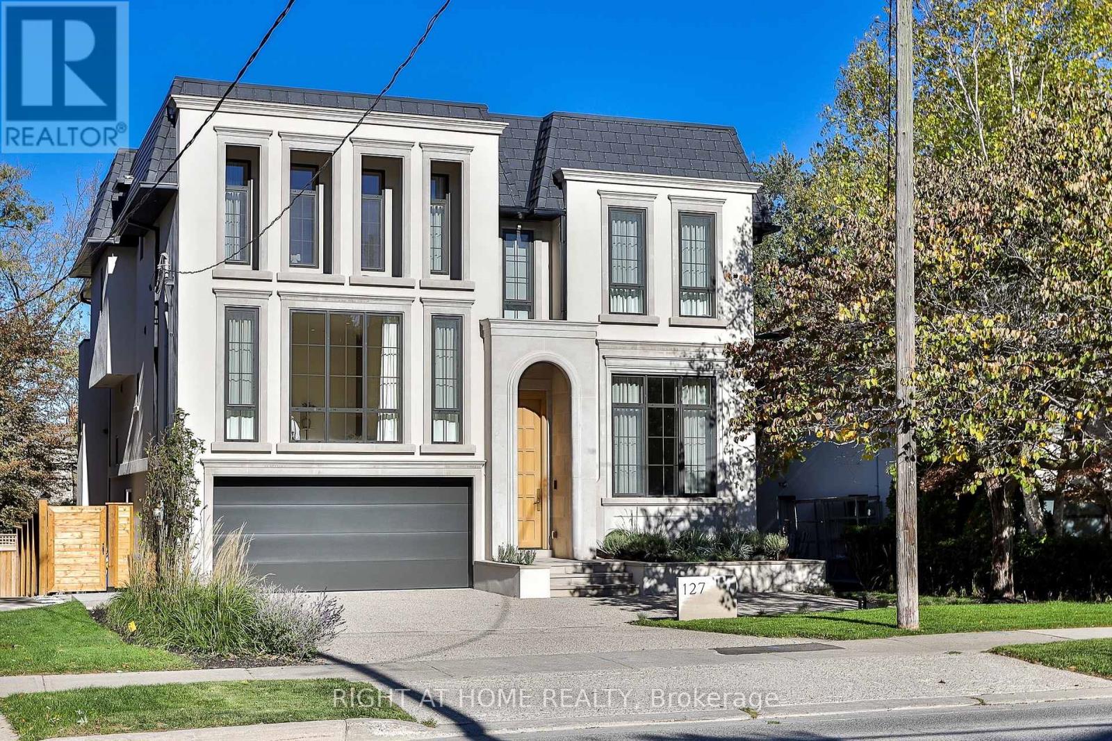 Photo of 127 Yonge Boulevard