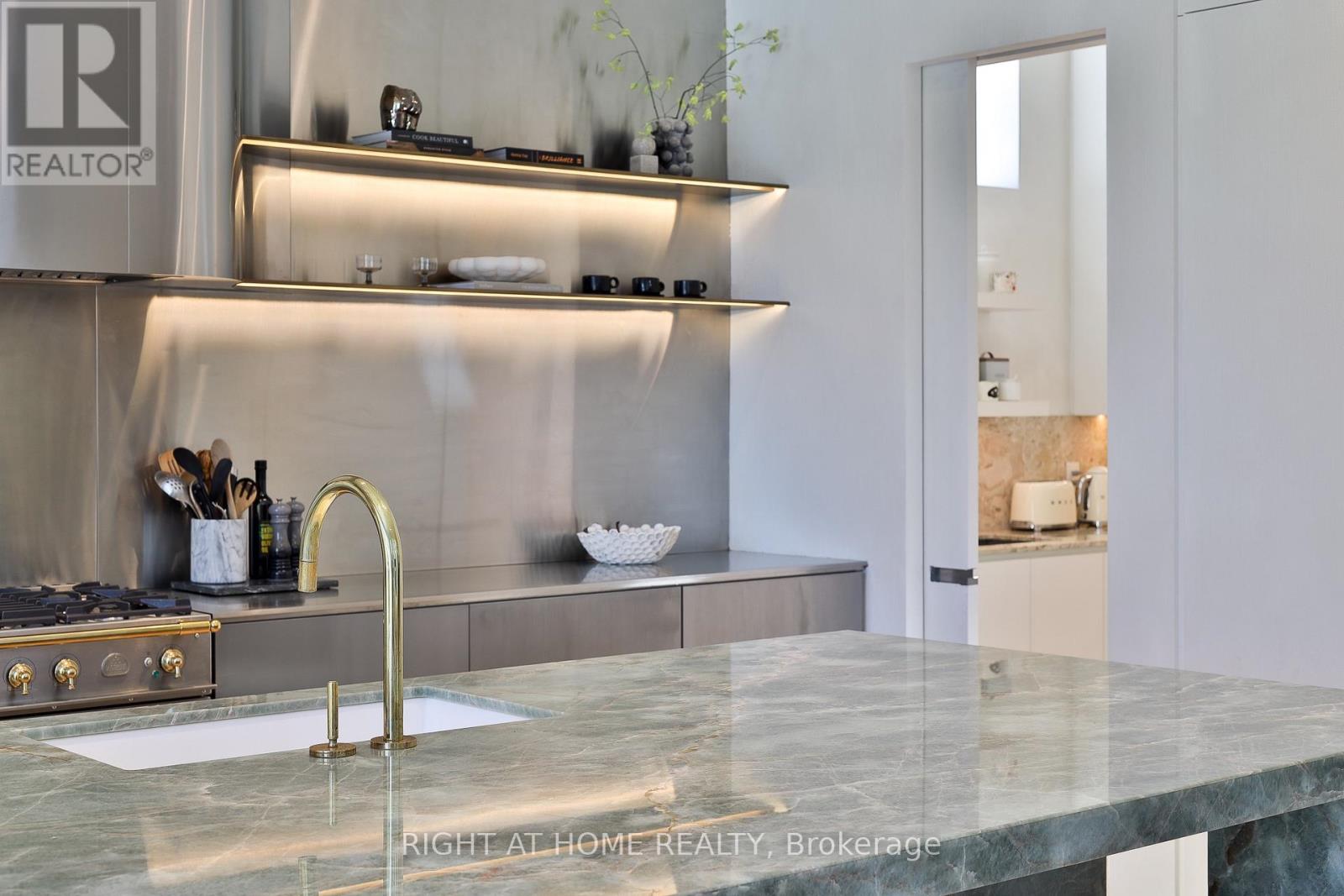 127 Yonge Boulevard, Toronto, ON photo 12