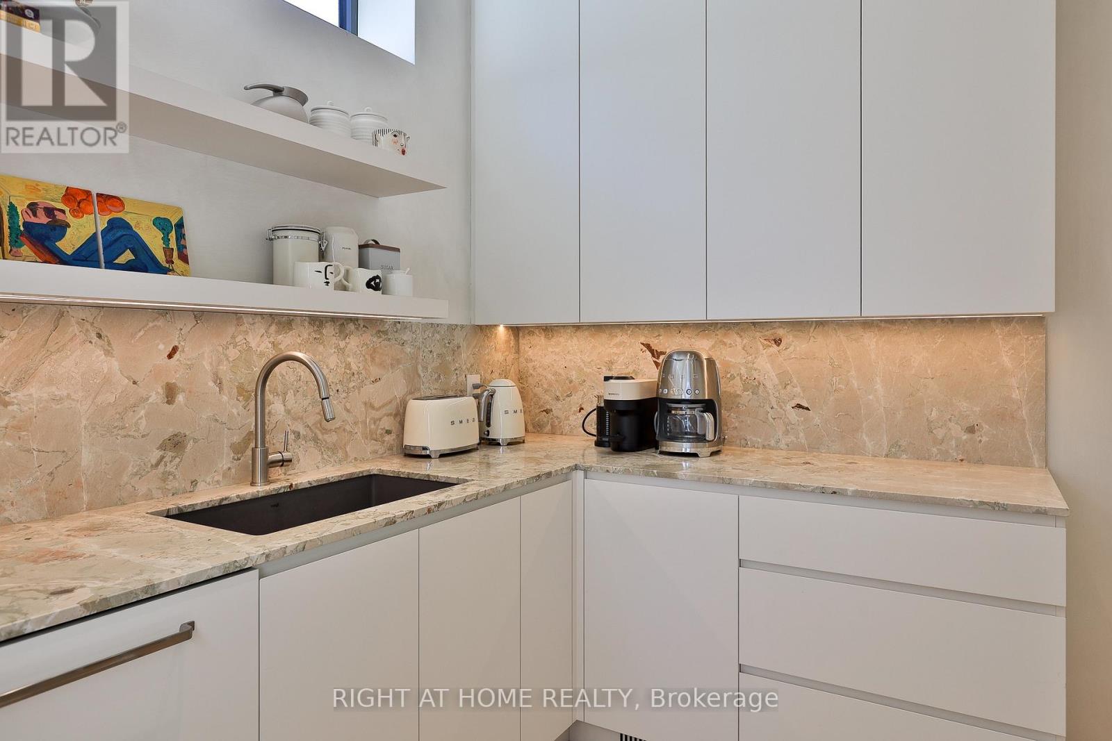127 YONGE BOULEVARD - 14