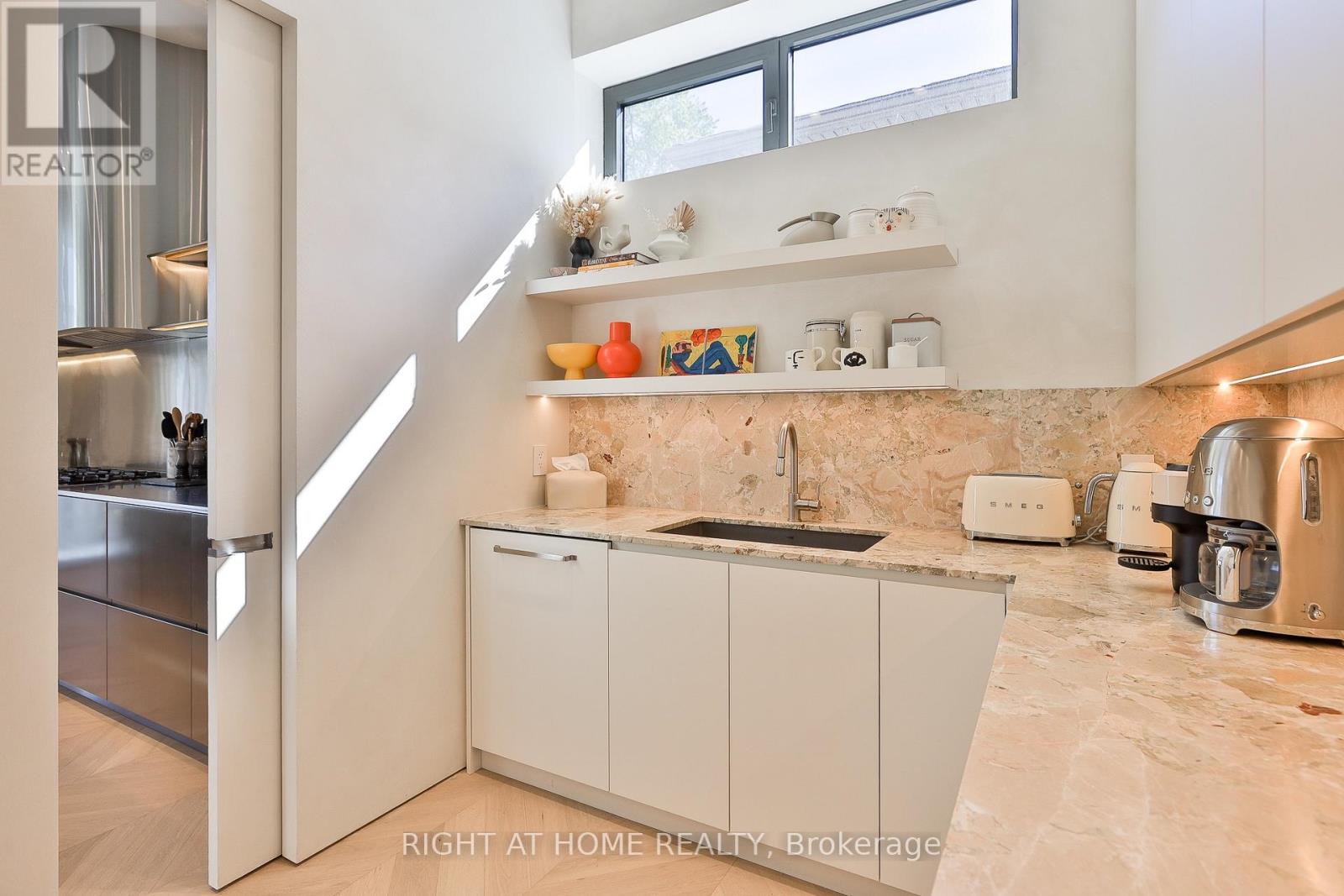 127 Yonge Boulevard, Toronto, ON photo 15