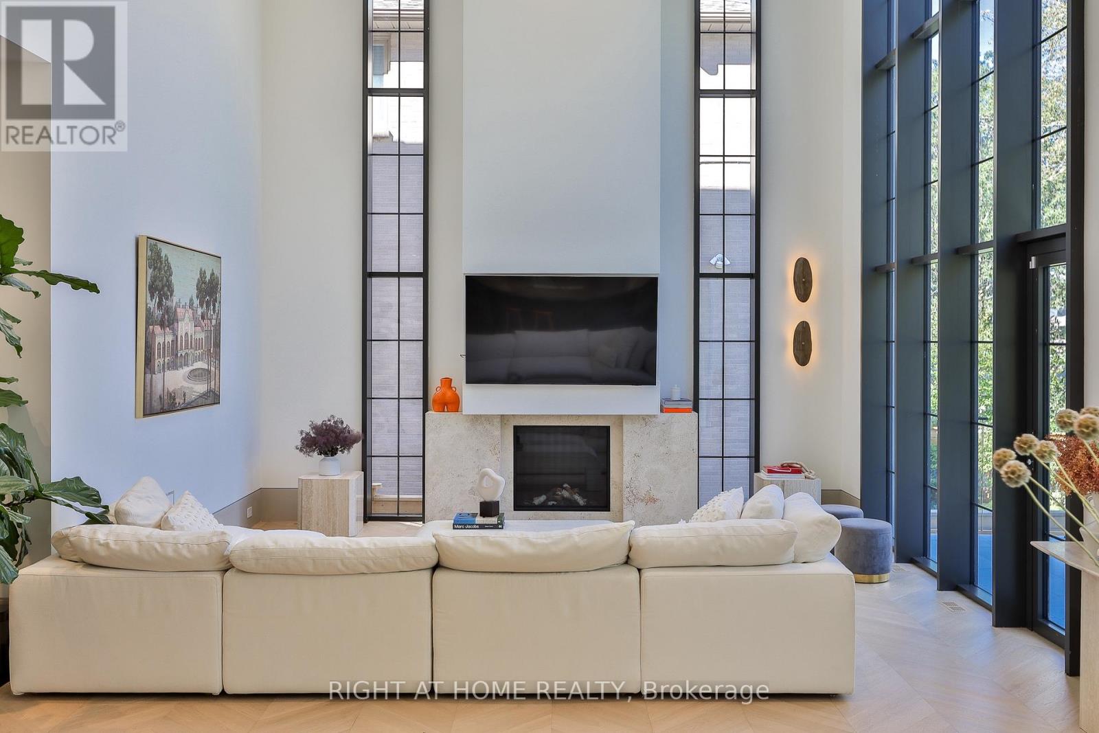 127 Yonge Boulevard, Toronto, ON photo 16
