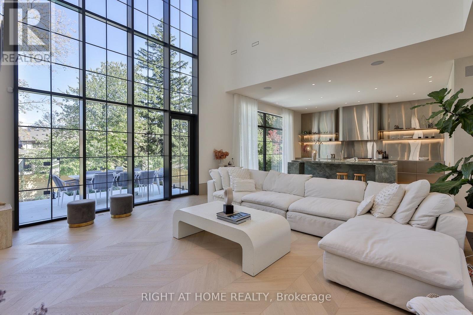 127 Yonge Boulevard, Toronto, ON photo 17