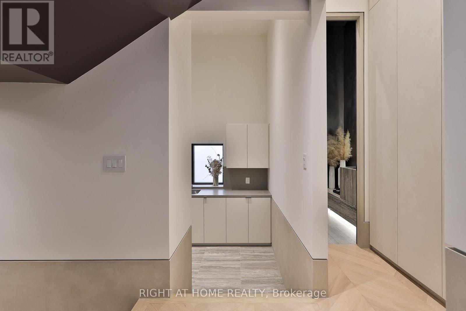 127 Yonge Boulevard, Toronto, ON photo 24