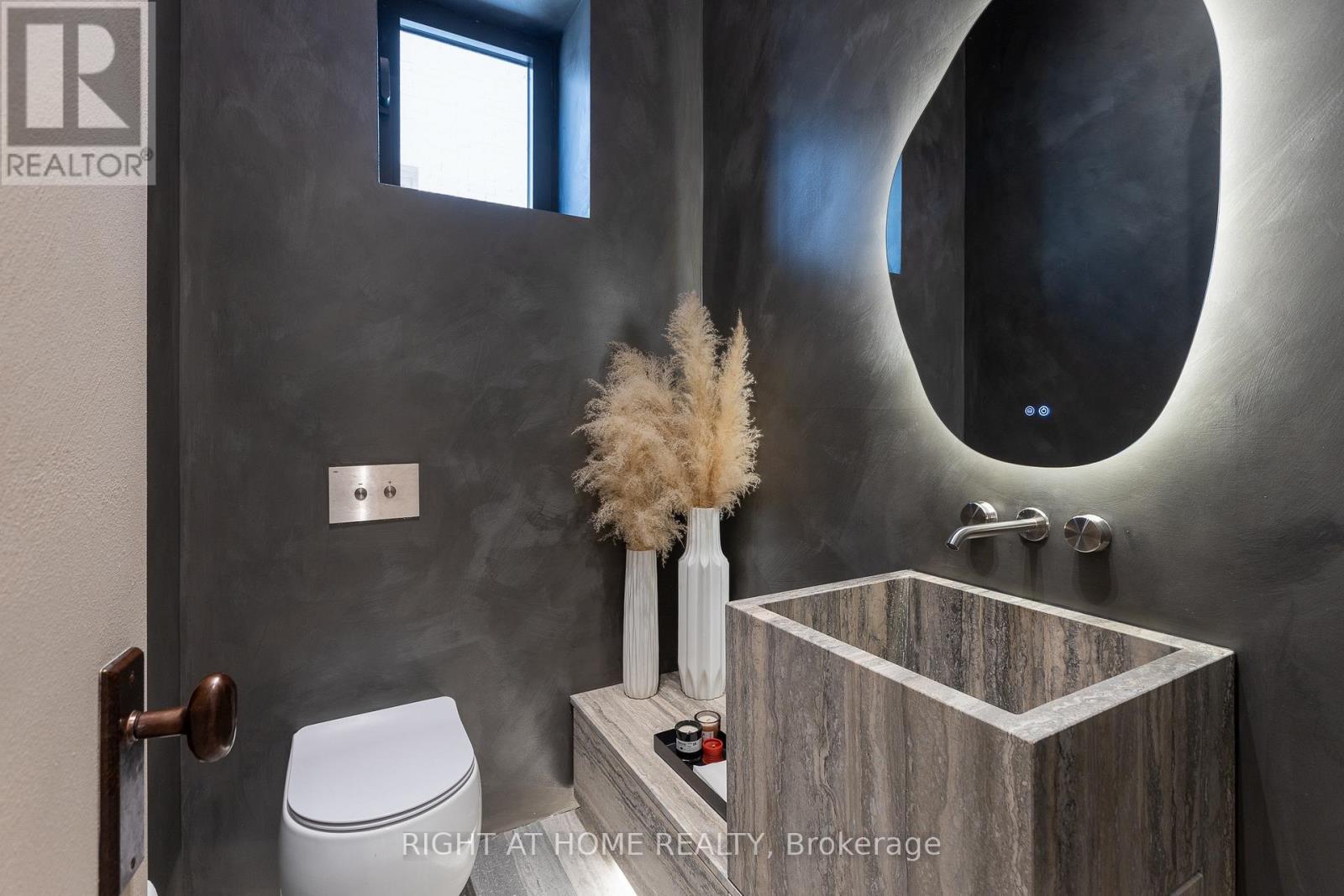 127 Yonge Boulevard, Toronto, ON photo 25