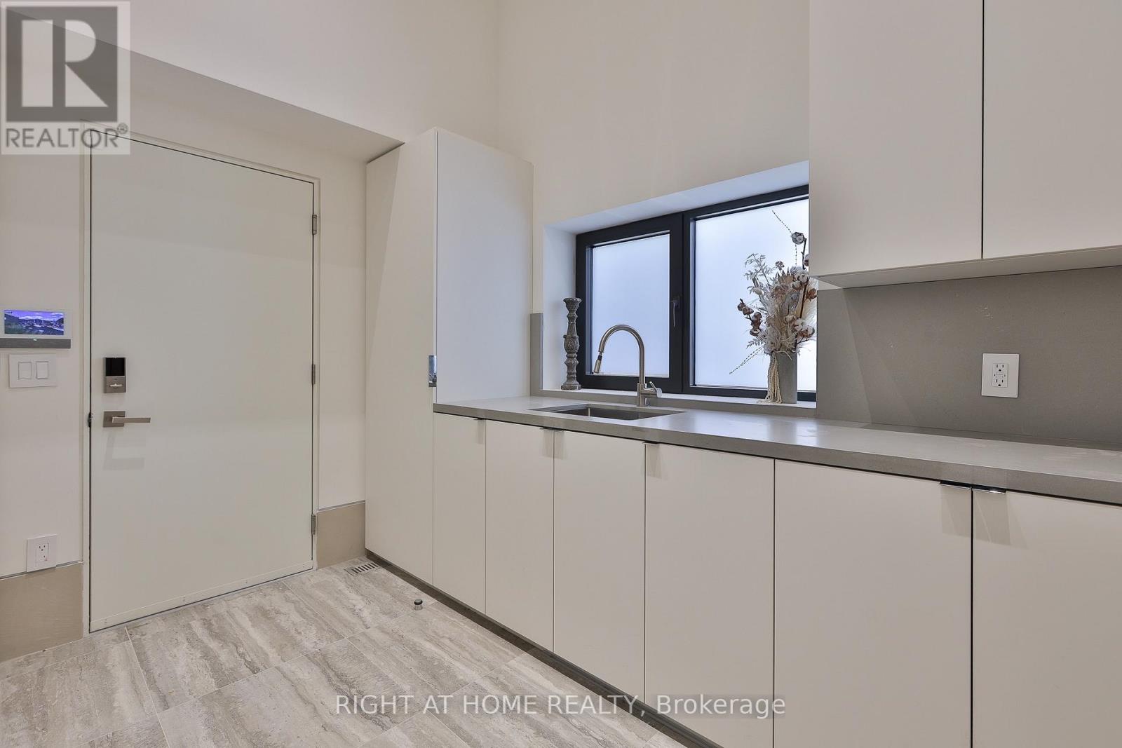 127 Yonge Boulevard, Toronto, ON photo 26