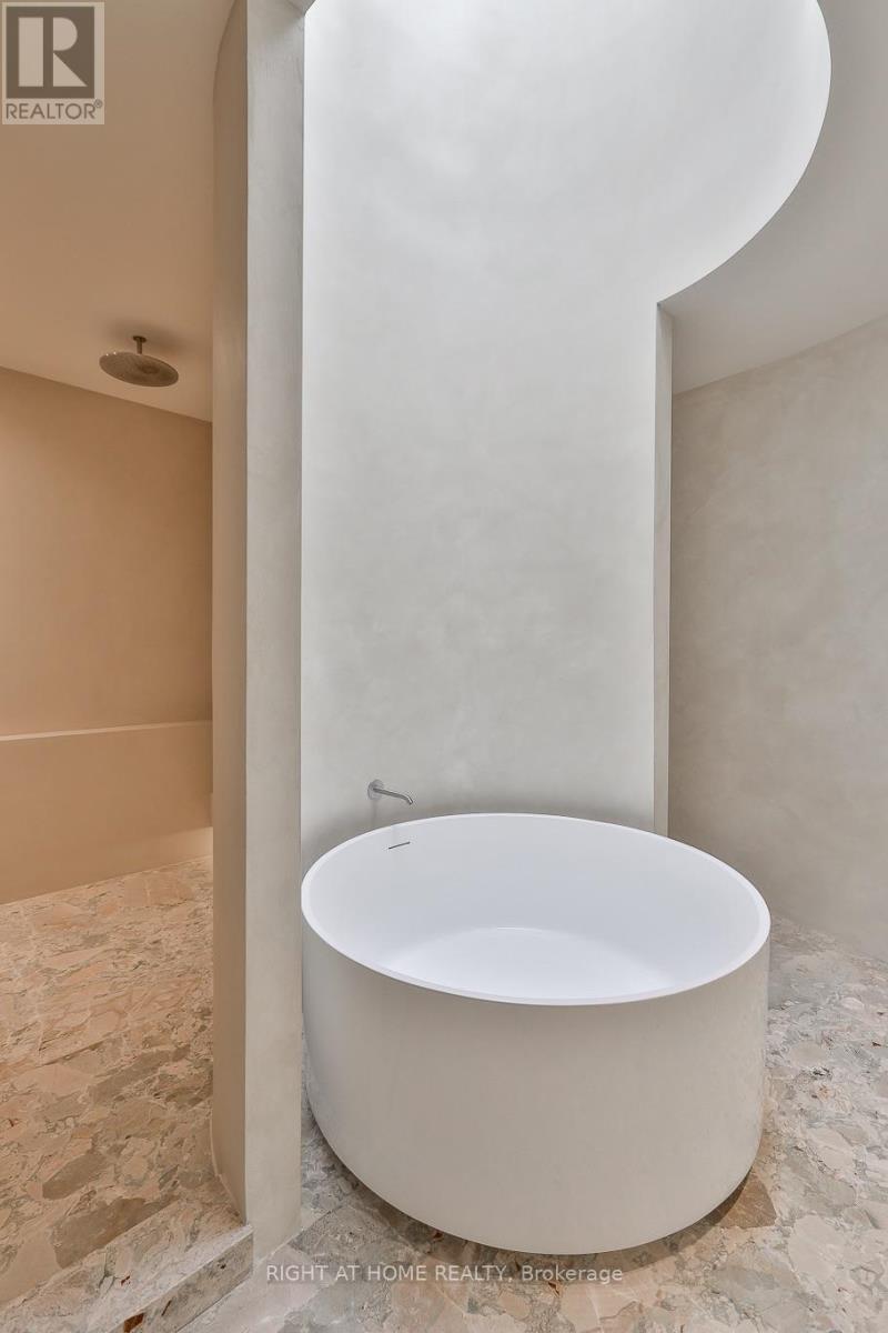 127 YONGE BOULEVARD - 32