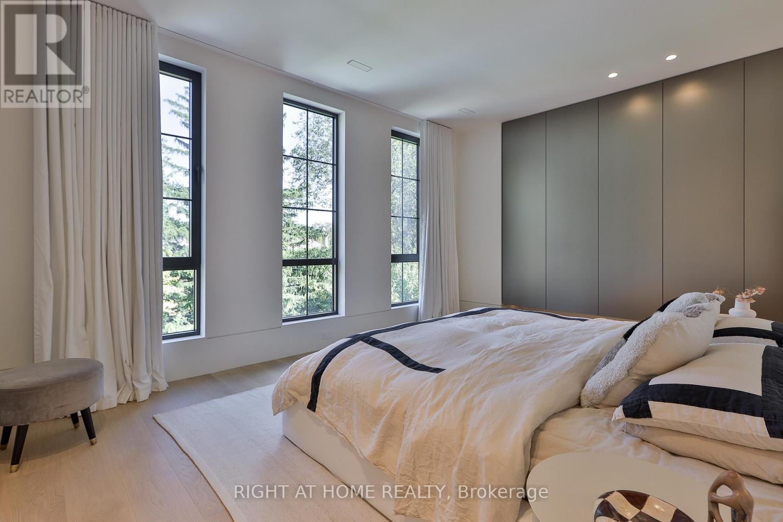 127 Yonge Boulevard, Toronto, ON photo 34