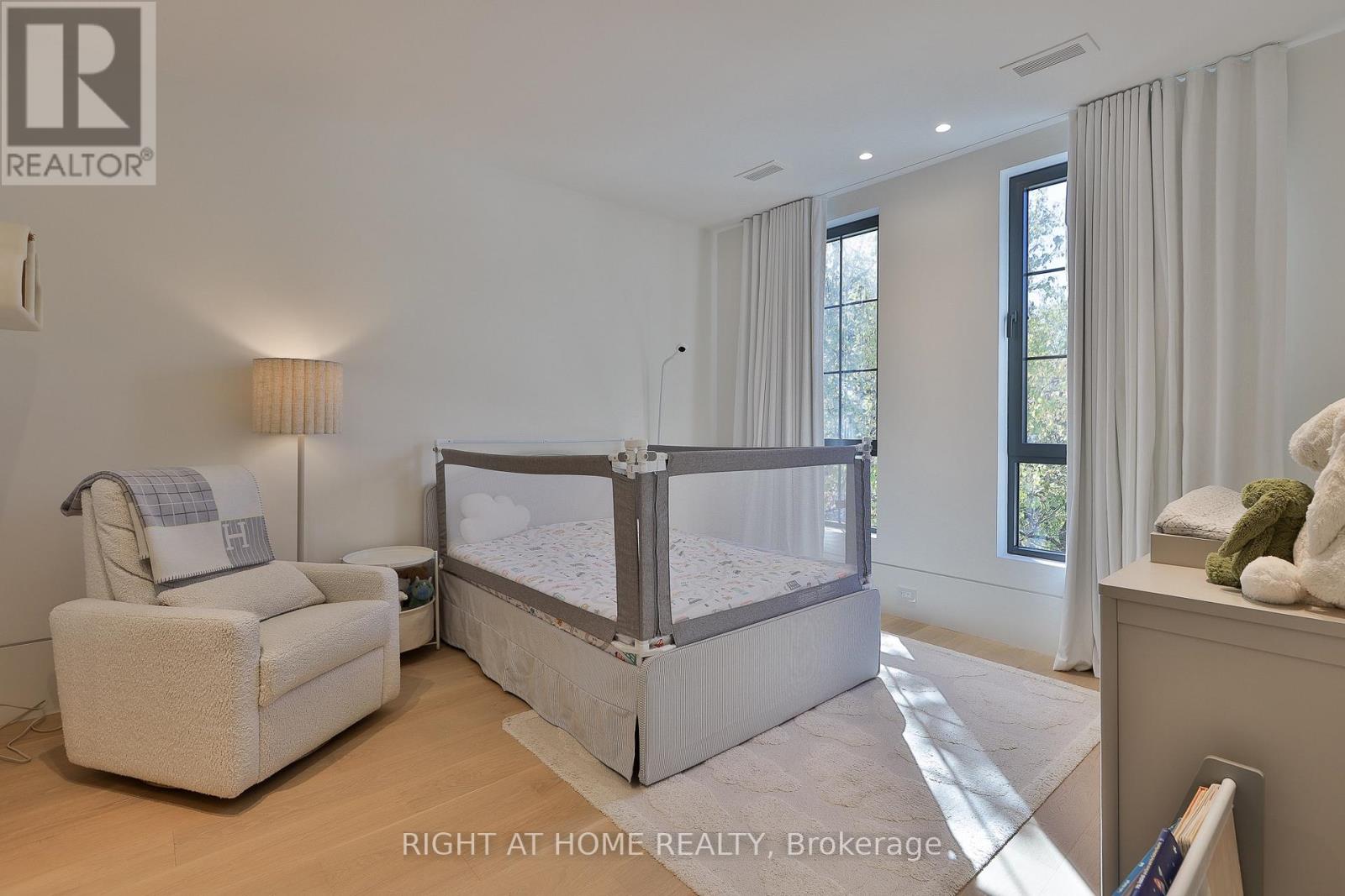 127 YONGE BOULEVARD - 43