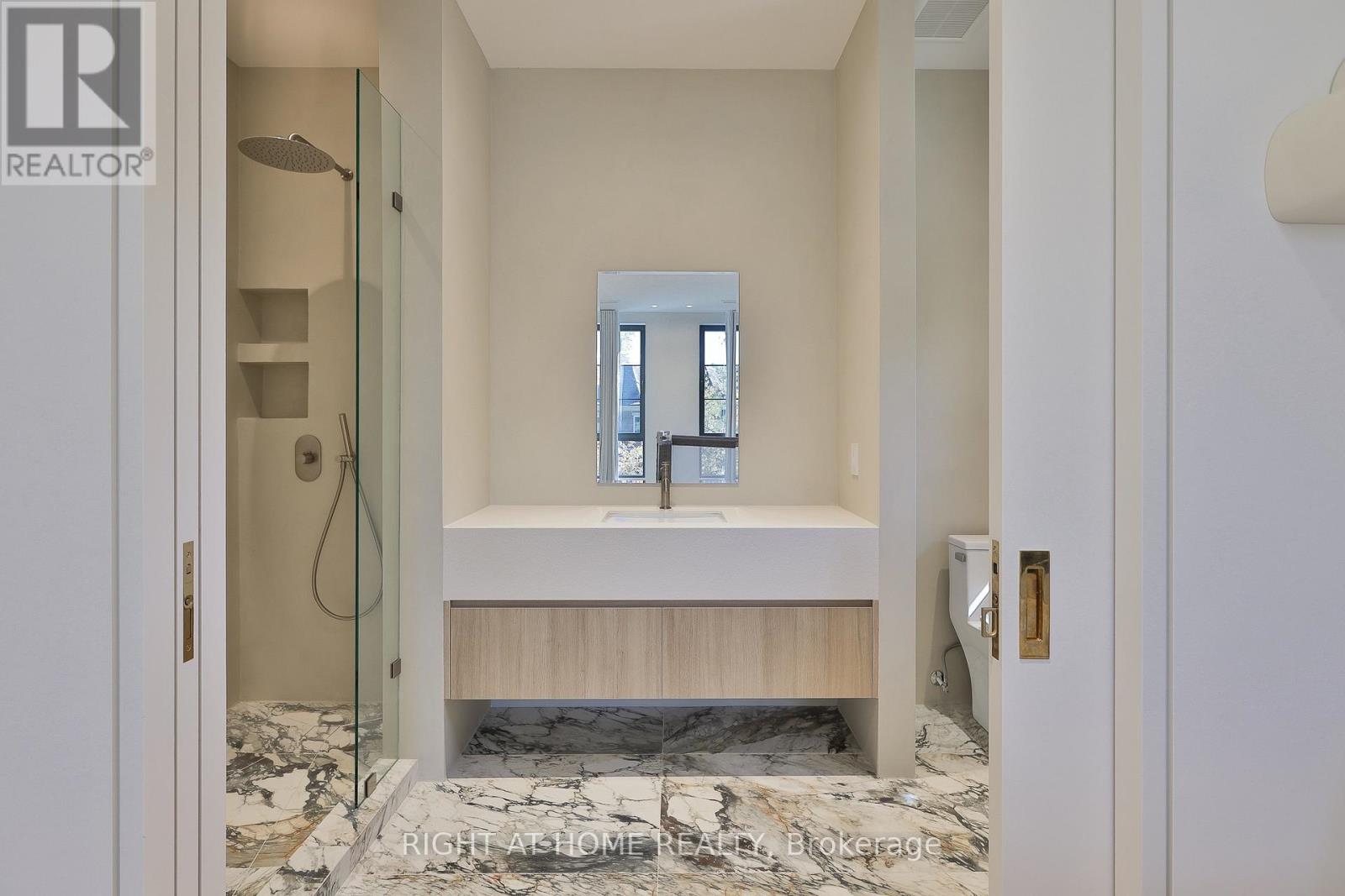 127 YONGE BOULEVARD - 44