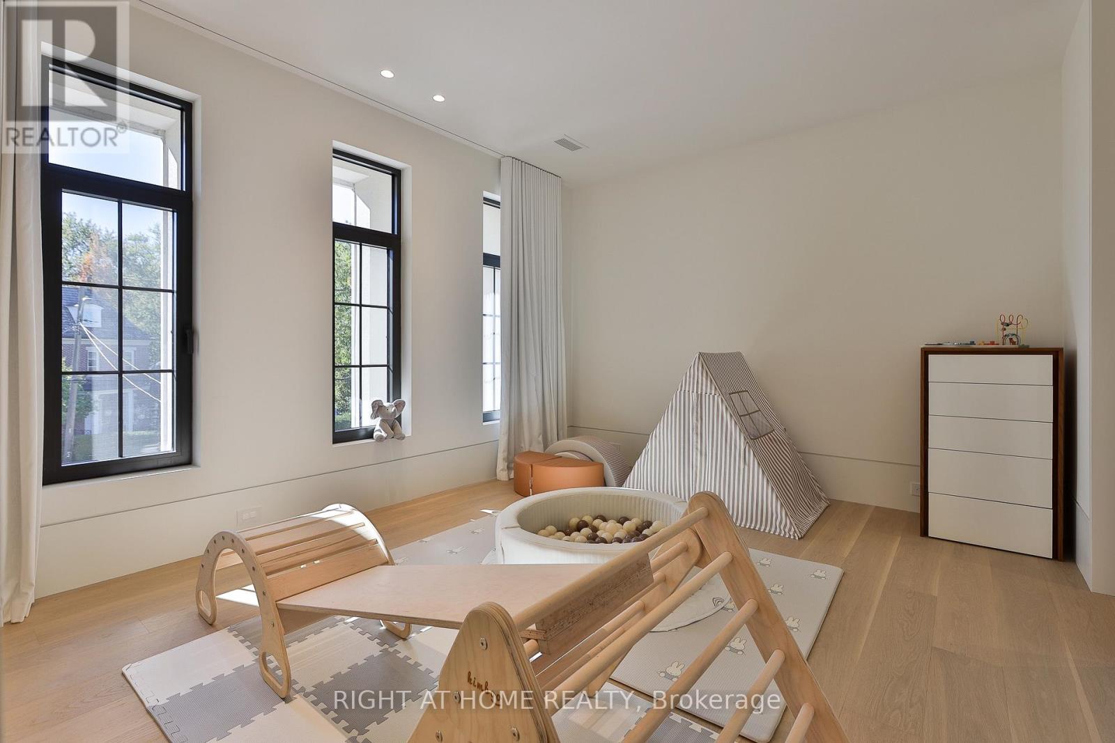 127 Yonge Boulevard, Toronto, ON photo 46