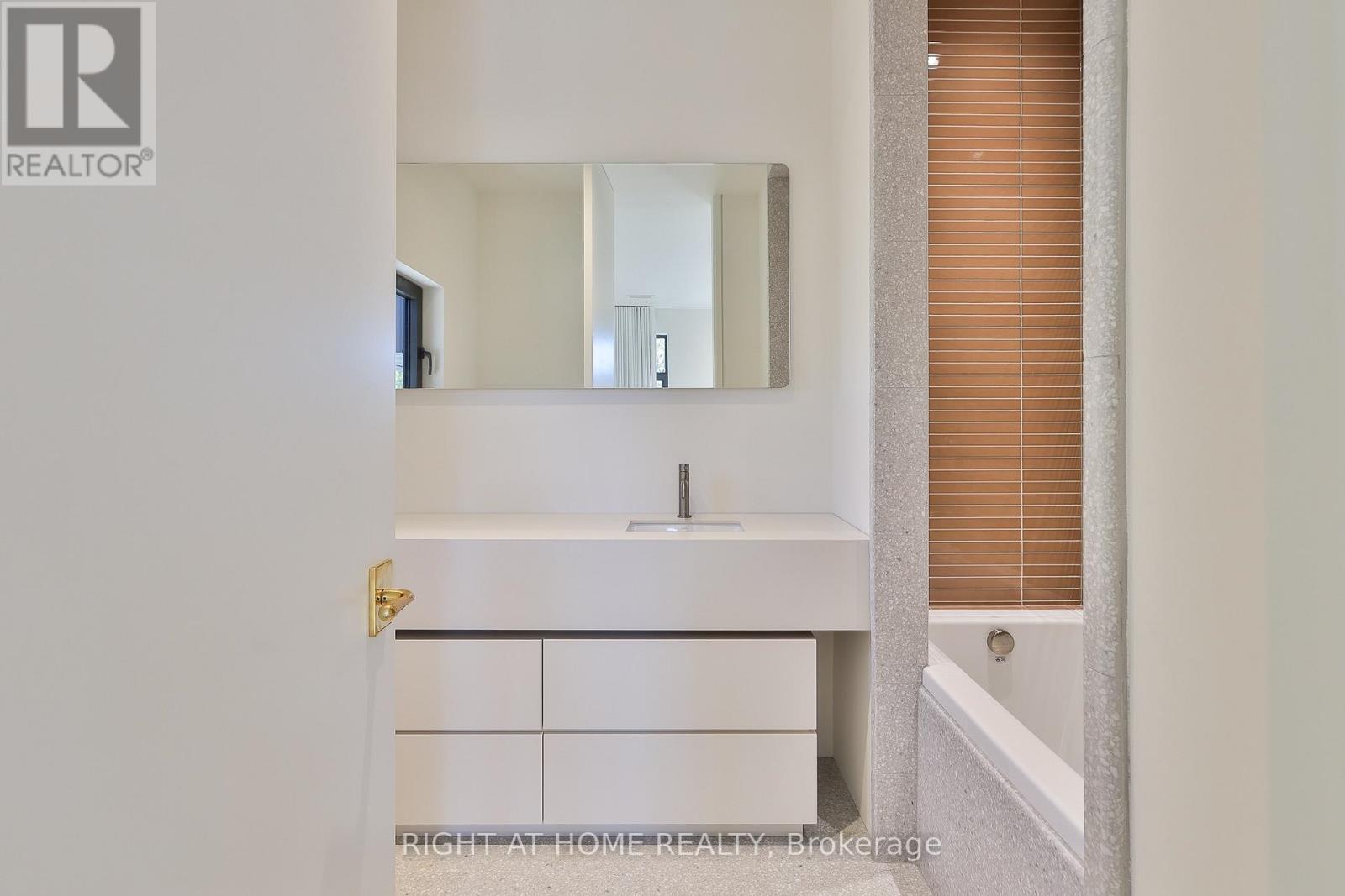 127 Yonge Boulevard, Toronto, ON photo 47