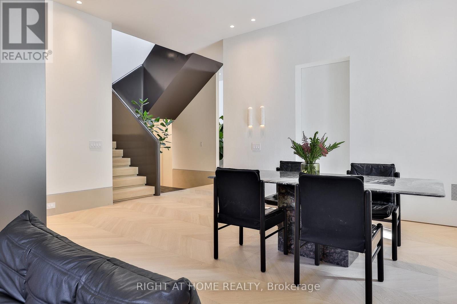 127 YONGE BOULEVARD - 6