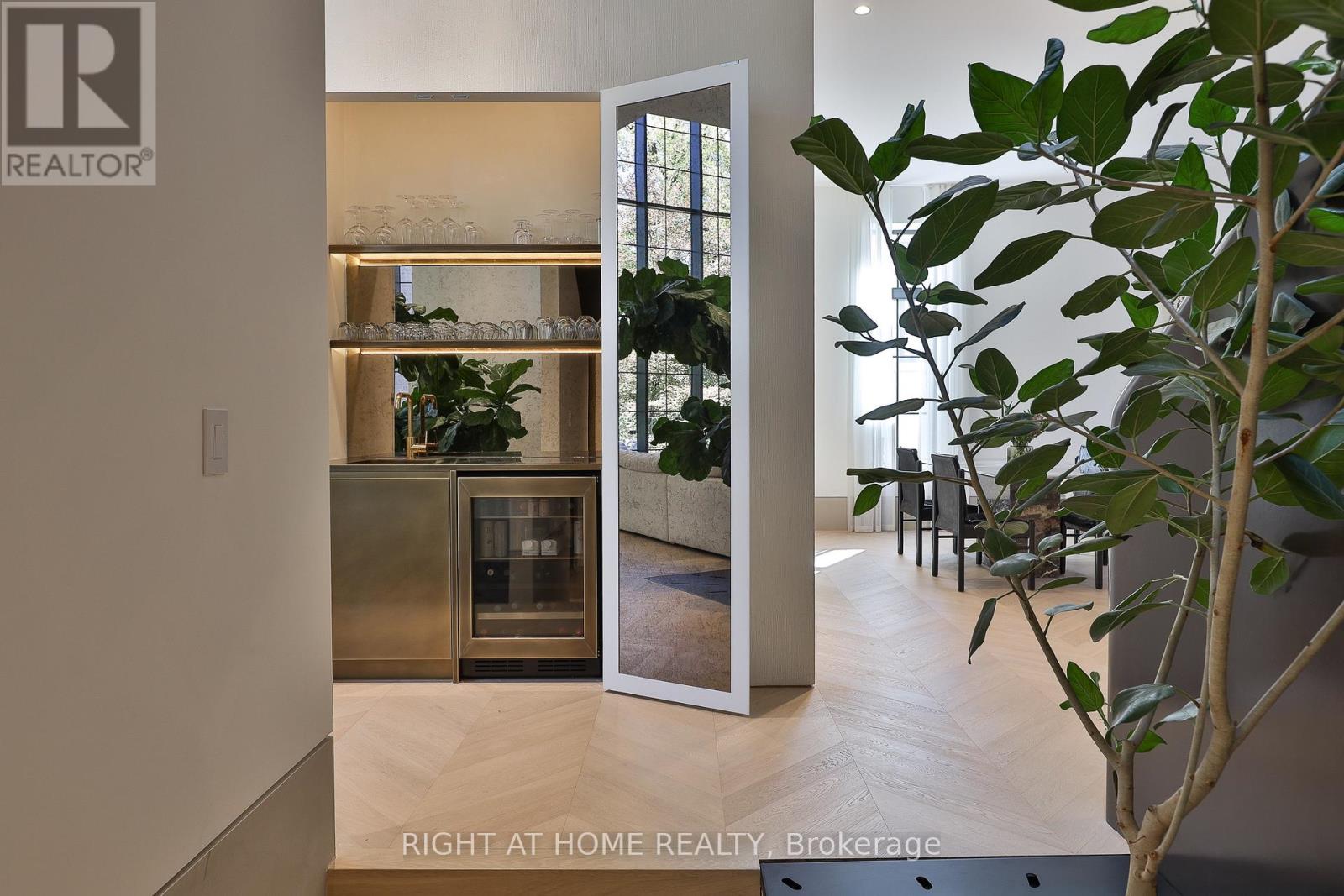 127 Yonge Boulevard, Toronto, ON photo 8