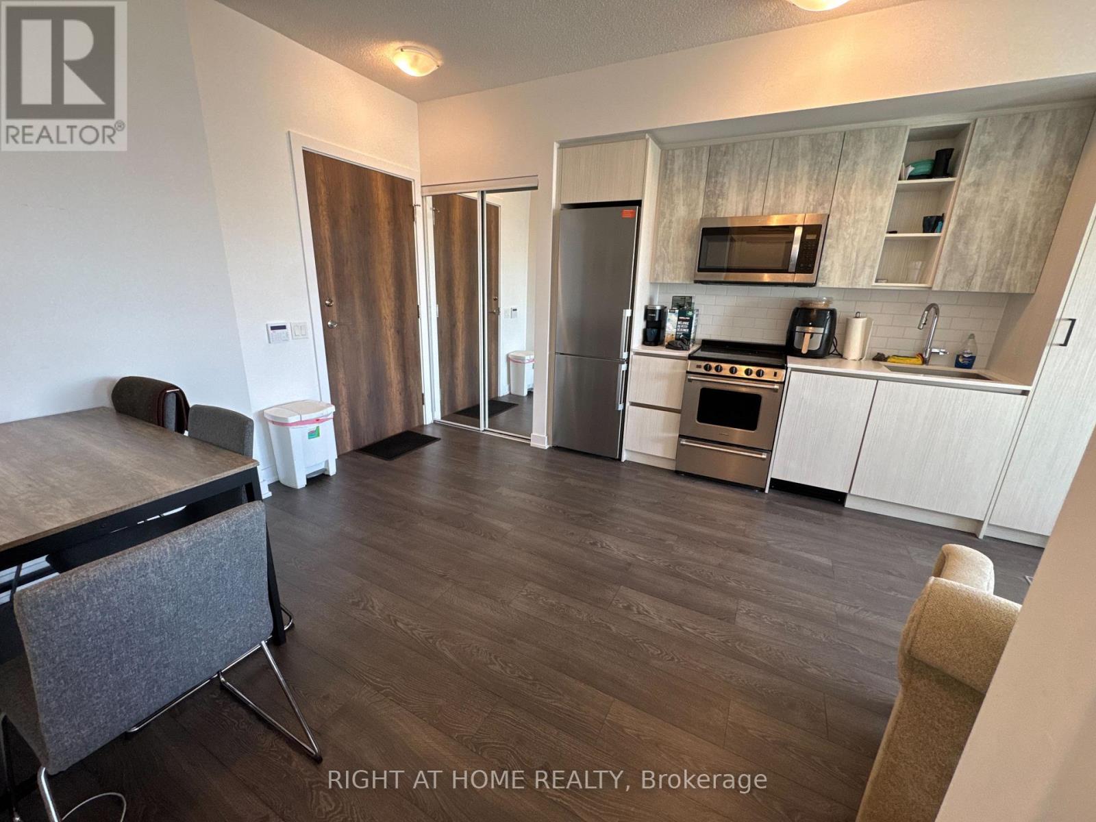 251 Manitoba Street — photo 4