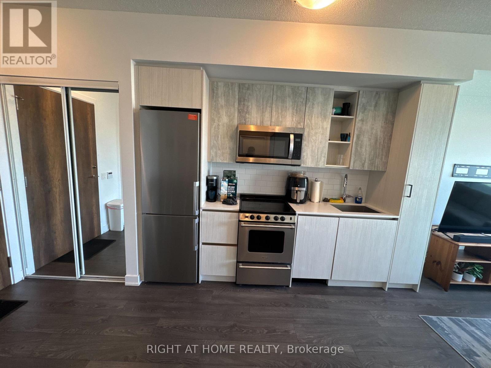 251 Manitoba Street — photo 8