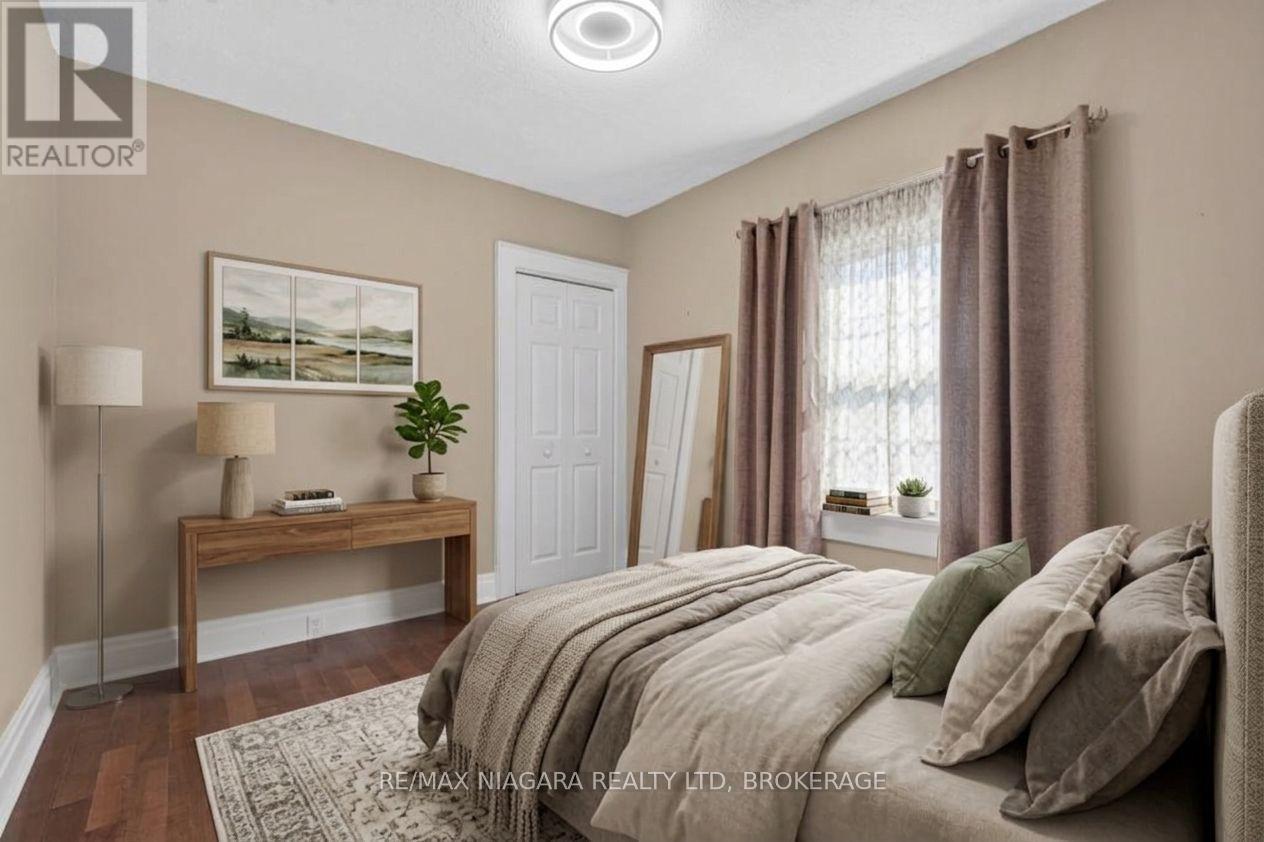 5657 Prince Edward Avenue — photo 11
