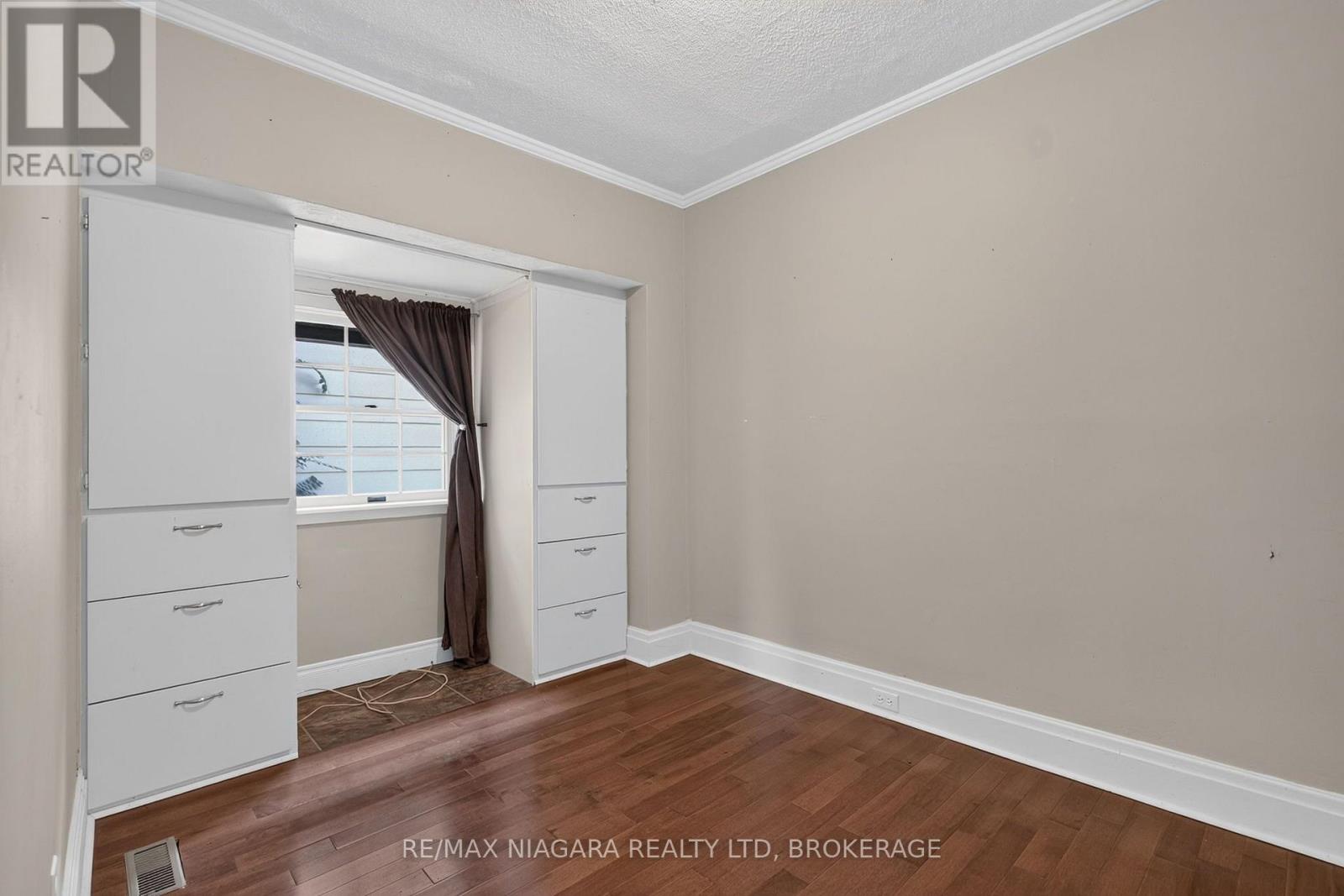 5657 Prince Edward Avenue — photo 15