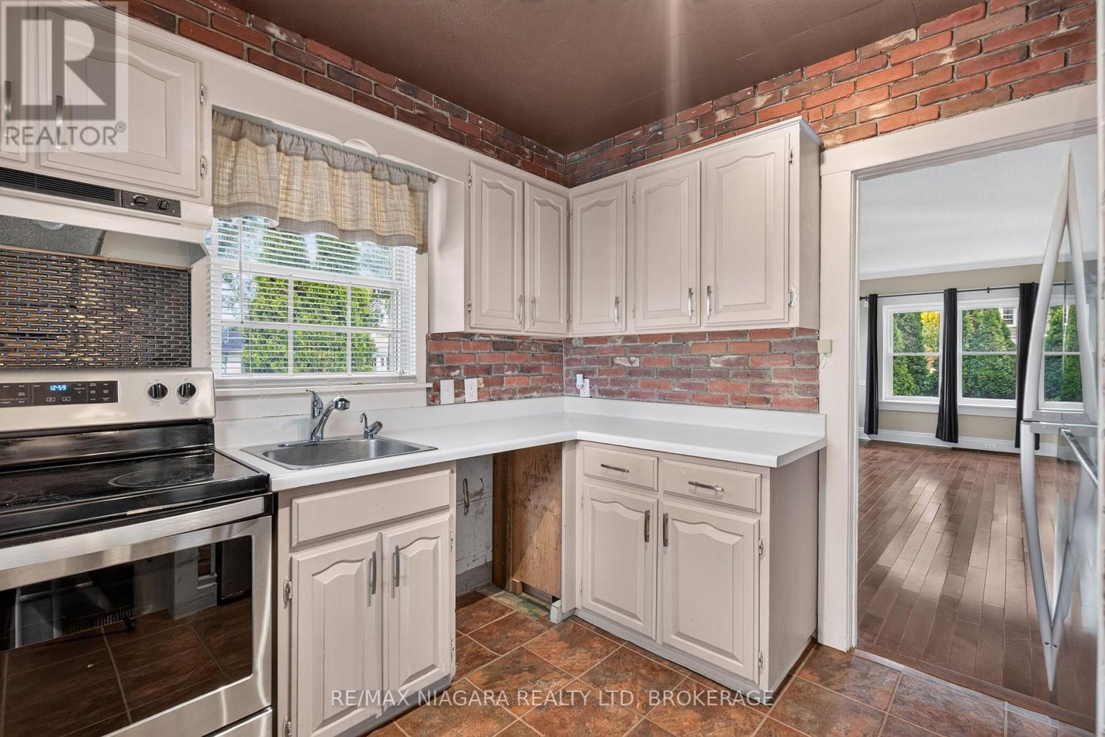 5657 PRINCE EDWARD AVENUE - 17