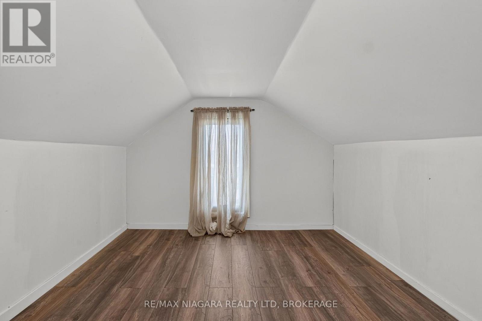 5657 Prince Edward Avenue — photo 24
