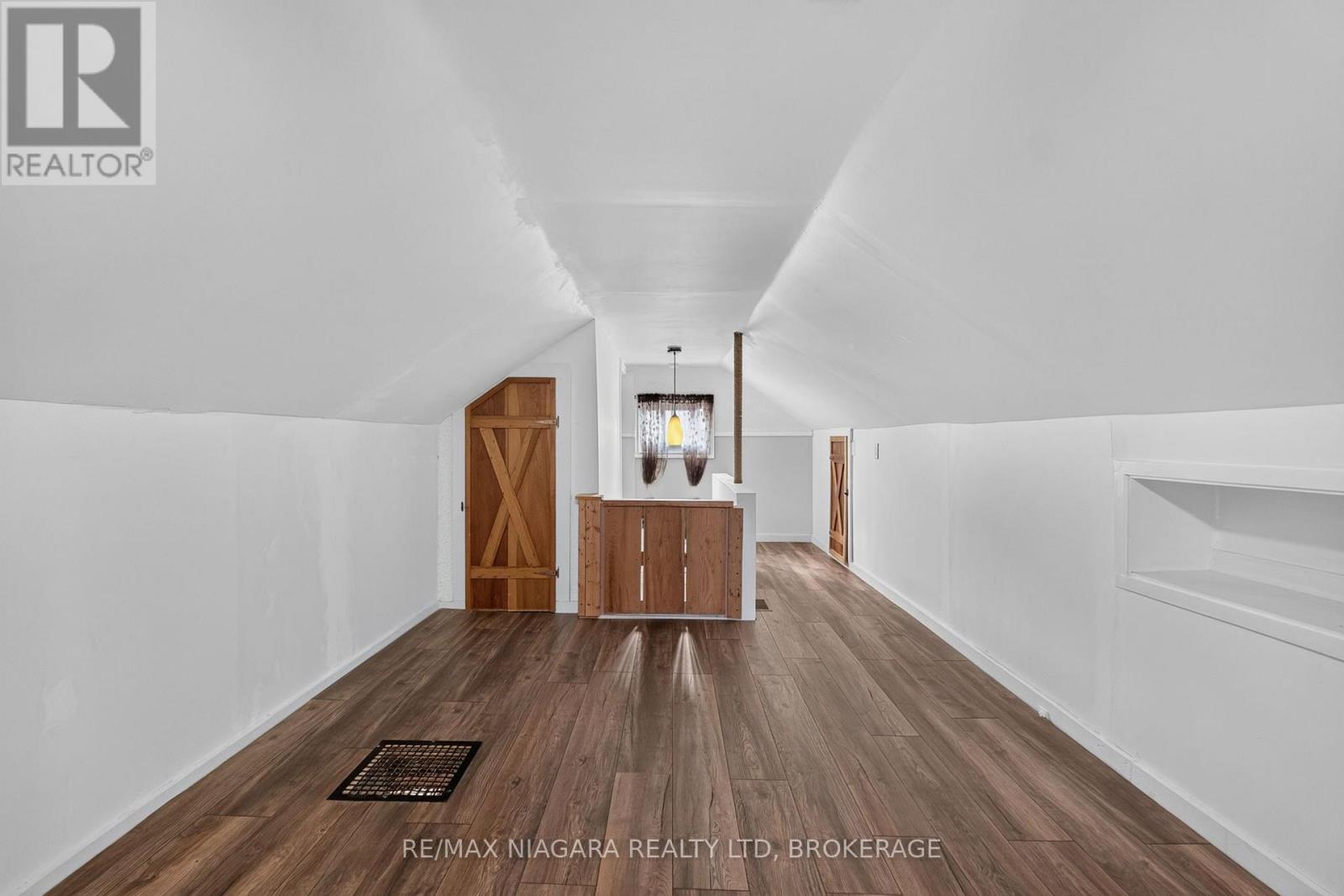 5657 Prince Edward Avenue — photo 25