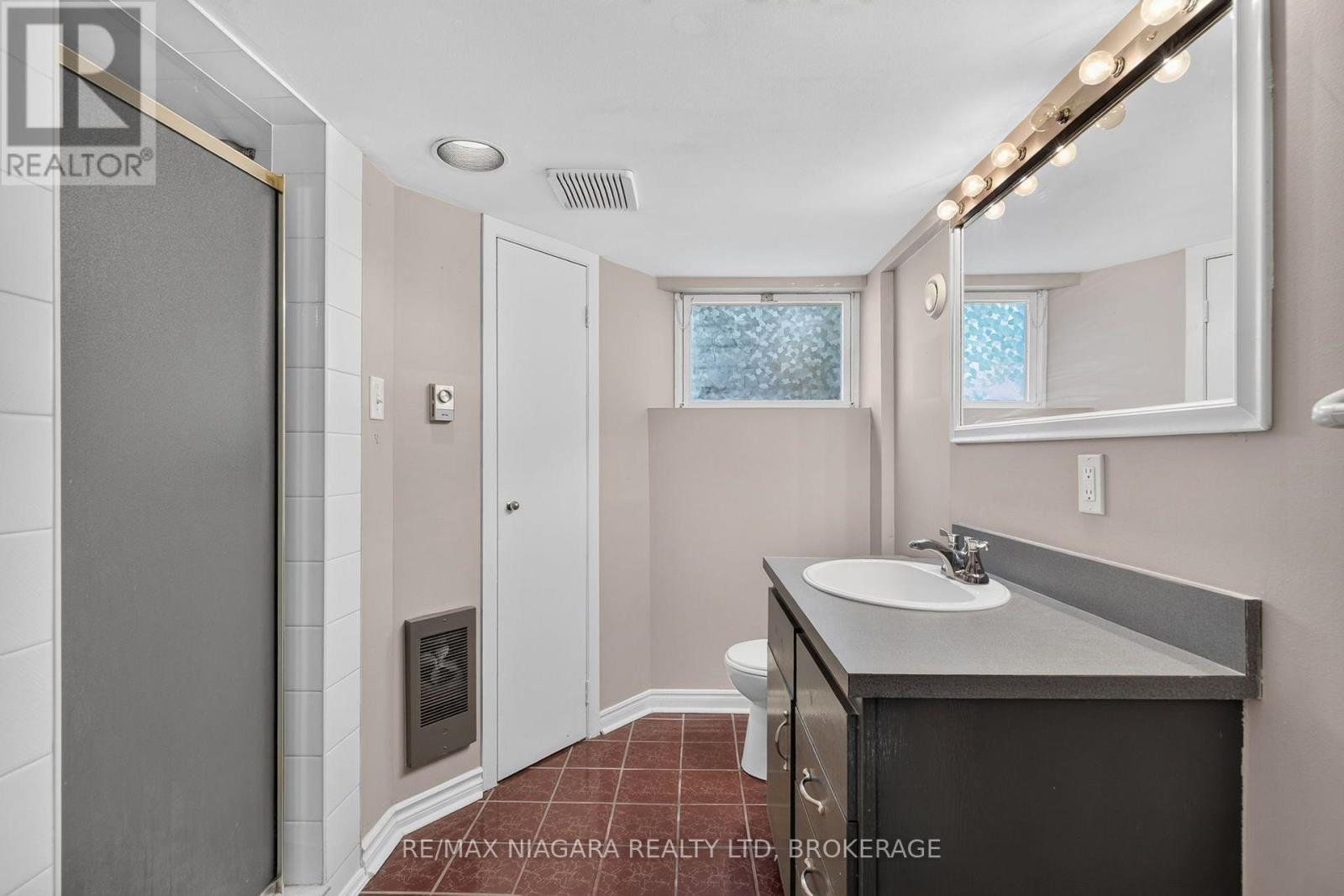 5657 Prince Edward Avenue — photo 26