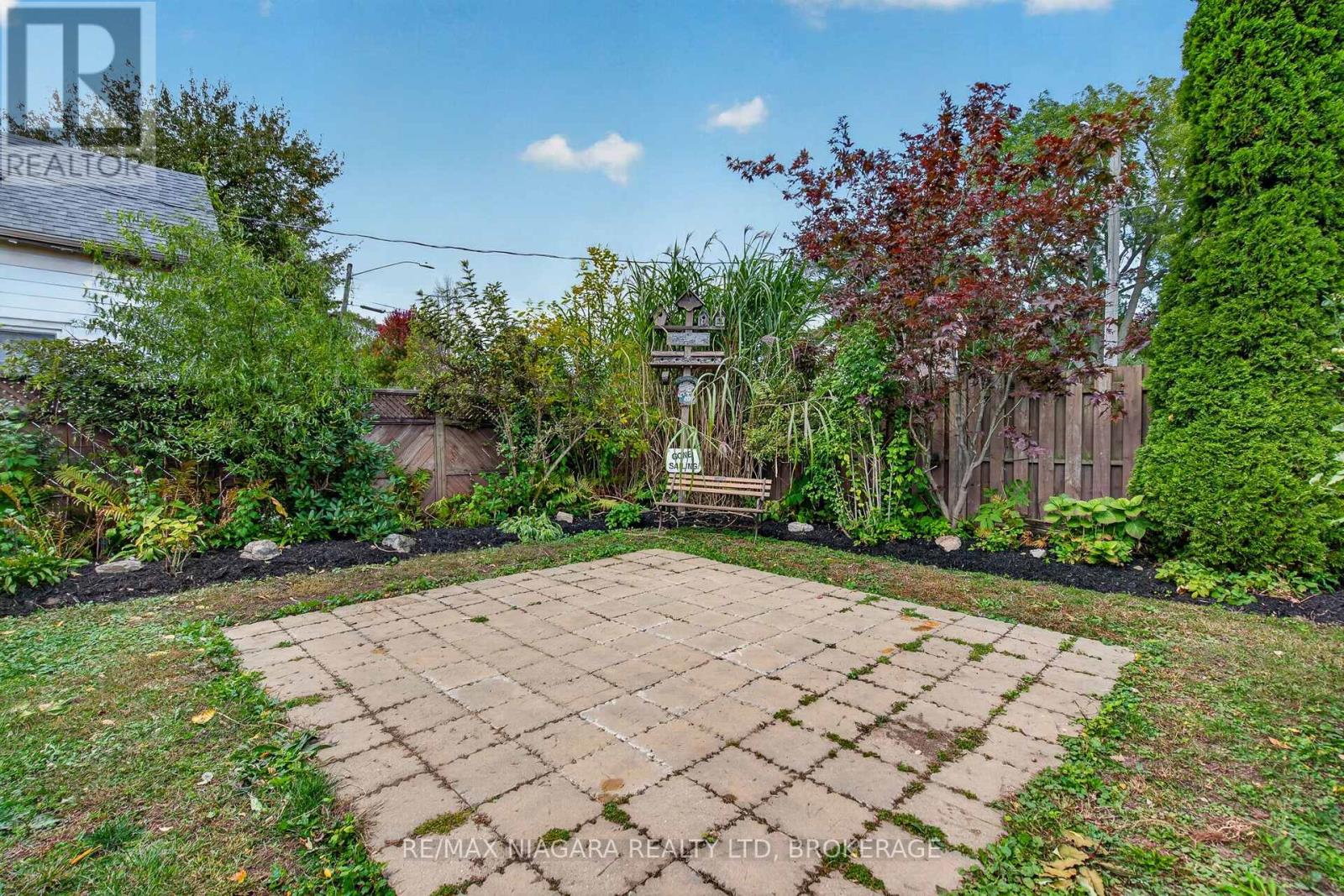 5657 Prince Edward Avenue — photo 42